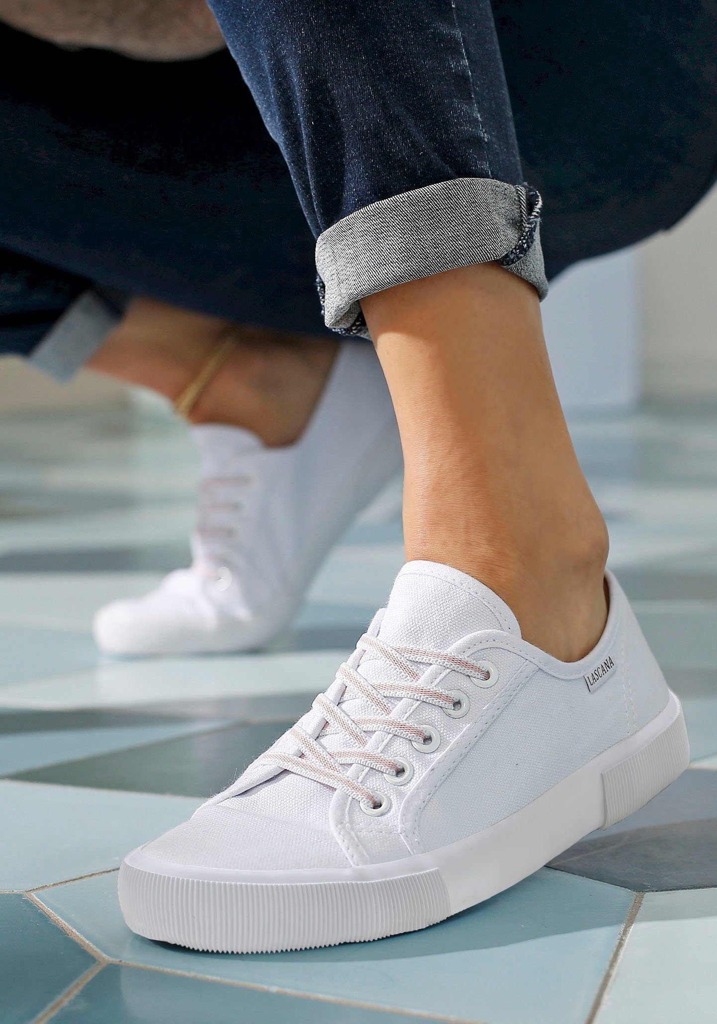 Lascana Sneakers Sneaker, veterschoen, vrijetijdsschoen om in te stappen met elastische veters vegan