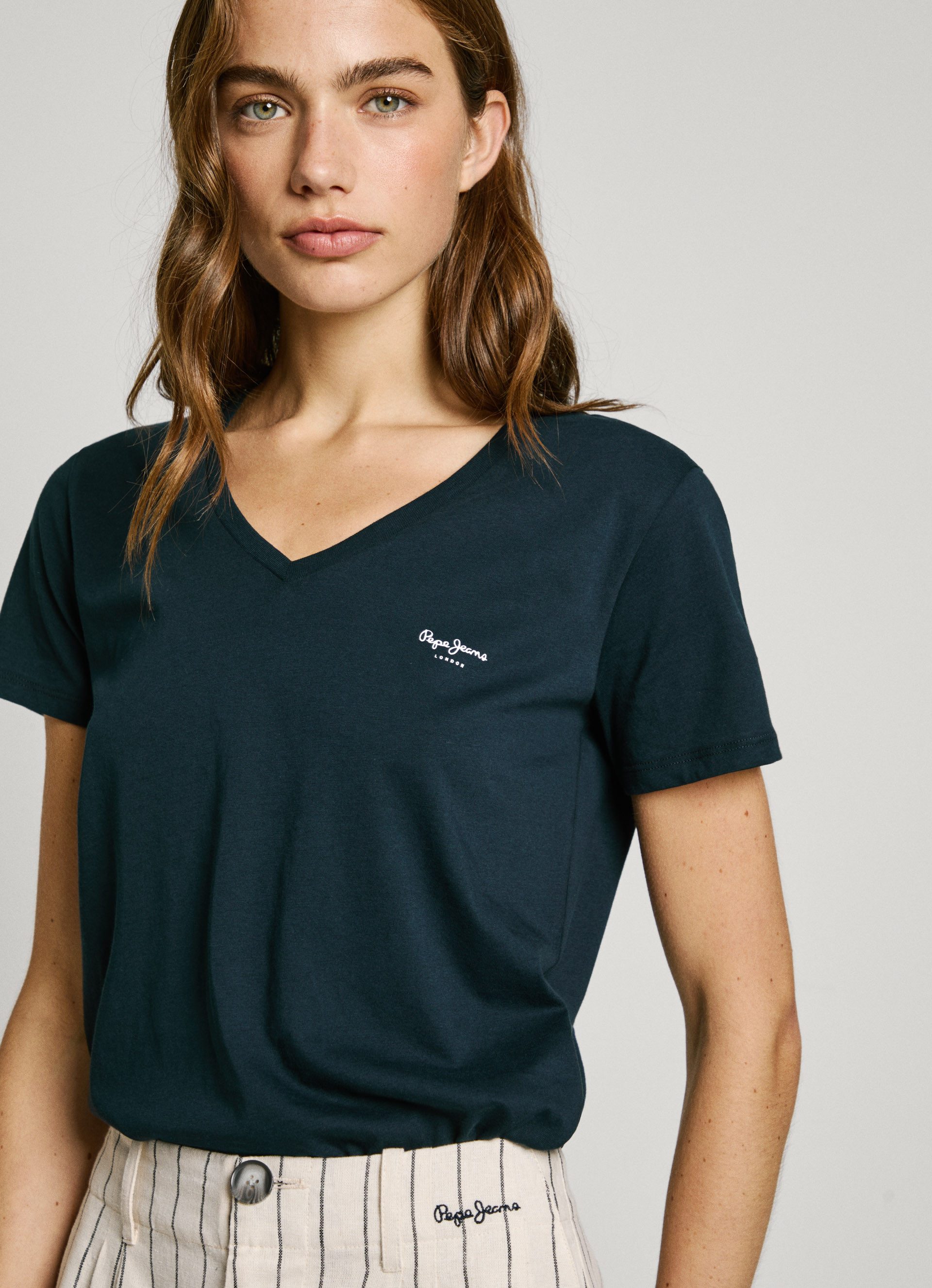 Pepe Jeans Shirt met V-hals MACY V-NECK met een logo-opschrift