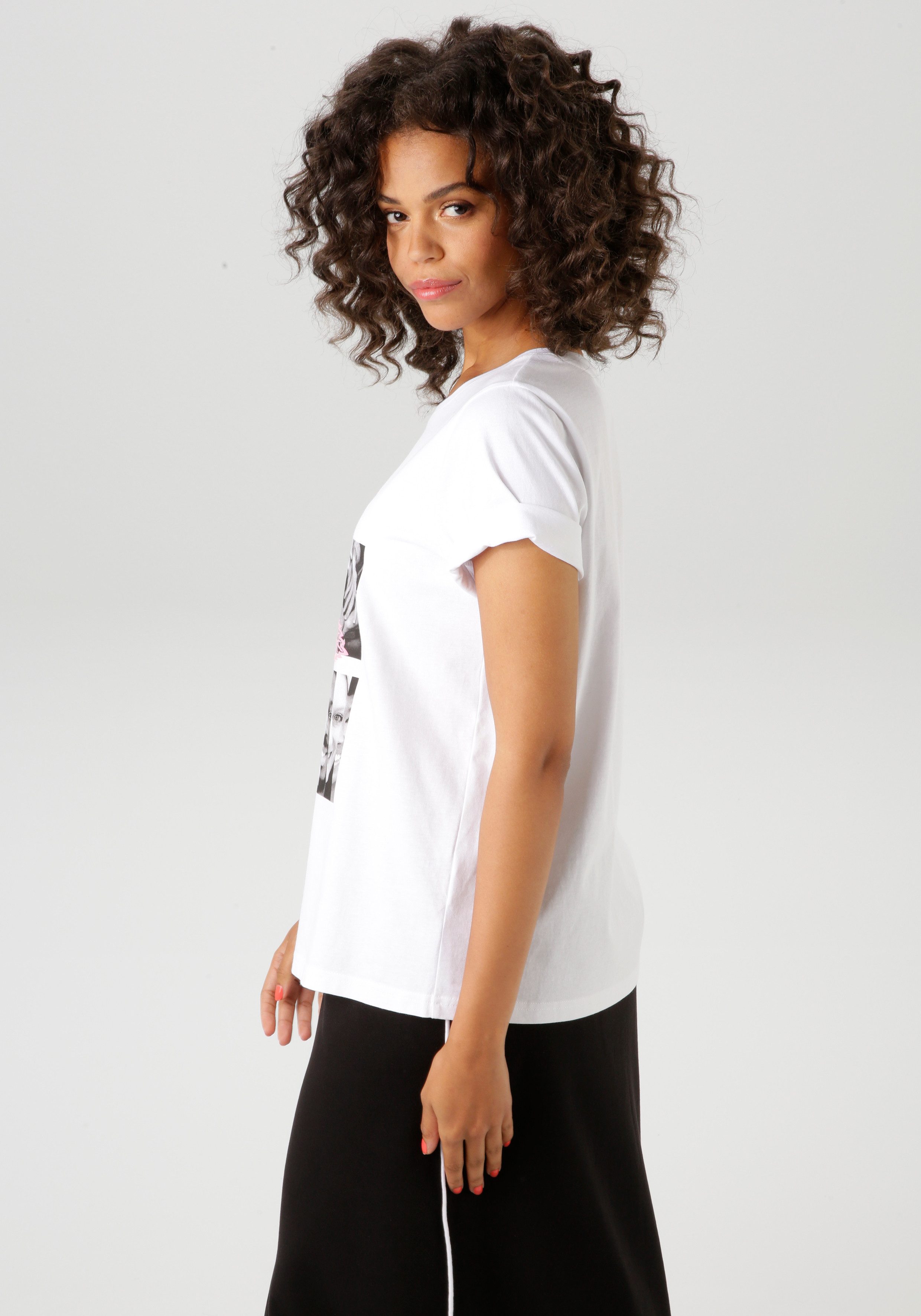 Aniston CASUAL T-shirt met rozenversierde diversity-voorprint