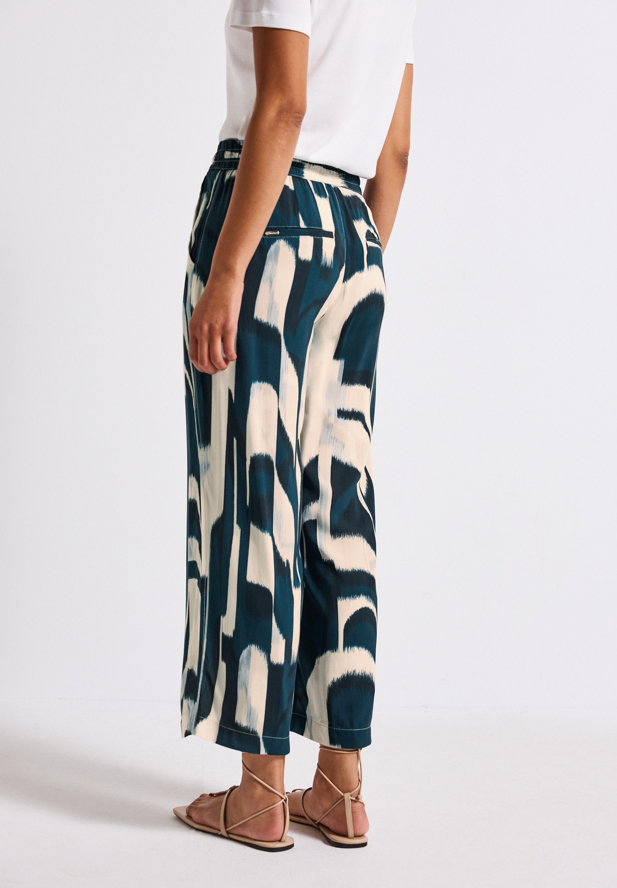 STREET ONE Stoffen broek Style Emee met elastische tailleband en tunnelkoord, met grafisch patroon
