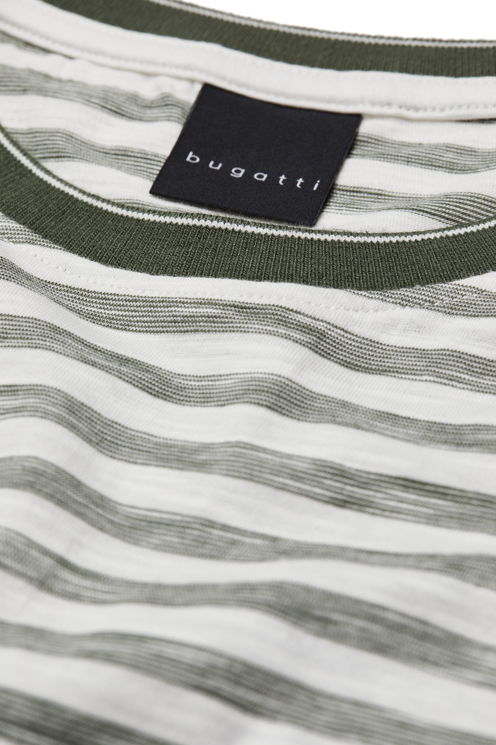 Bugatti T-shirt met fijne strepen