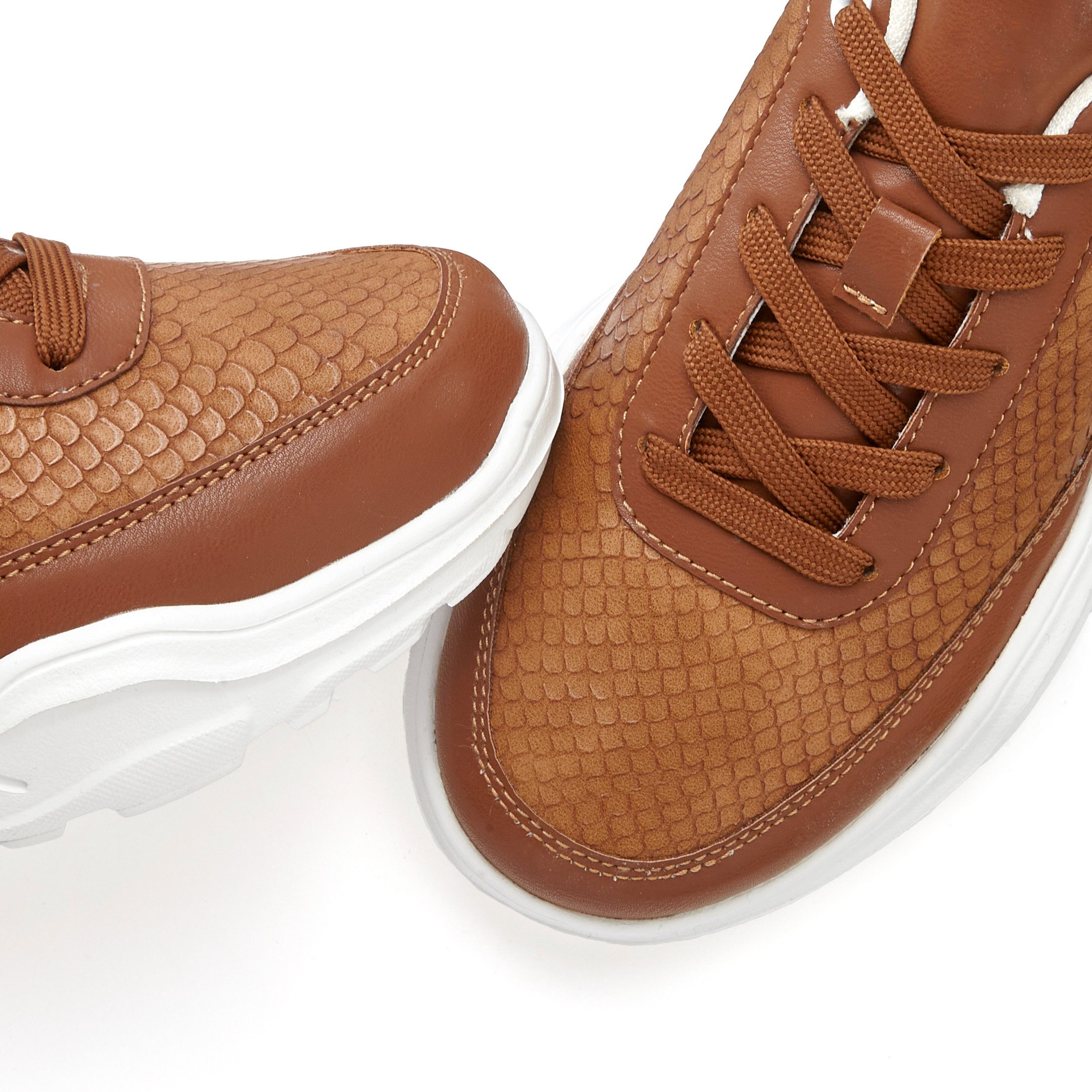 Lascana Sneakers Lage schoen, sportschoen, lichte chunky zool VEGAN