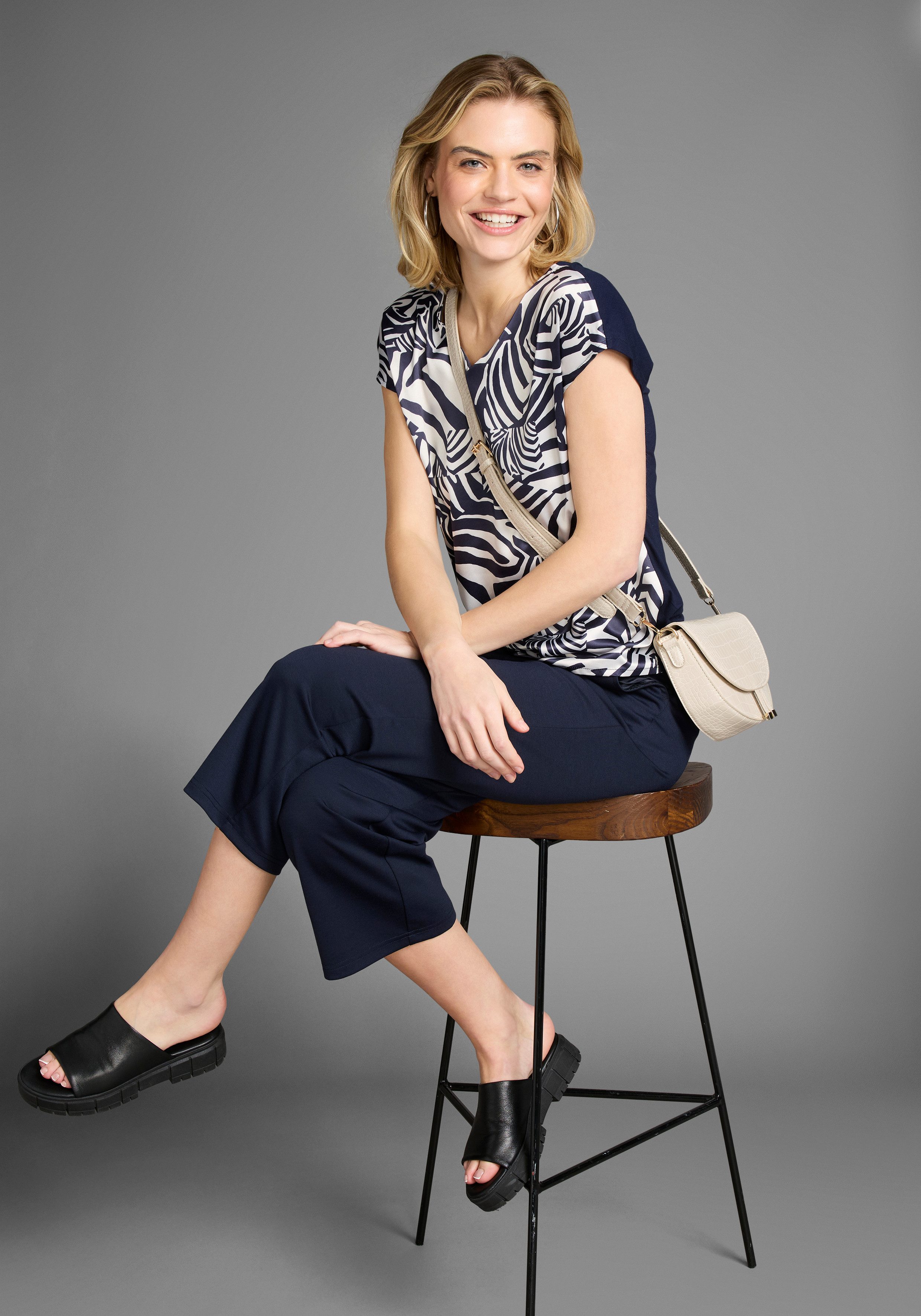 Laura Scott Shirtblouse in shirt-look, voorzijde lichtglanzend satijn - nieuwe collectie
