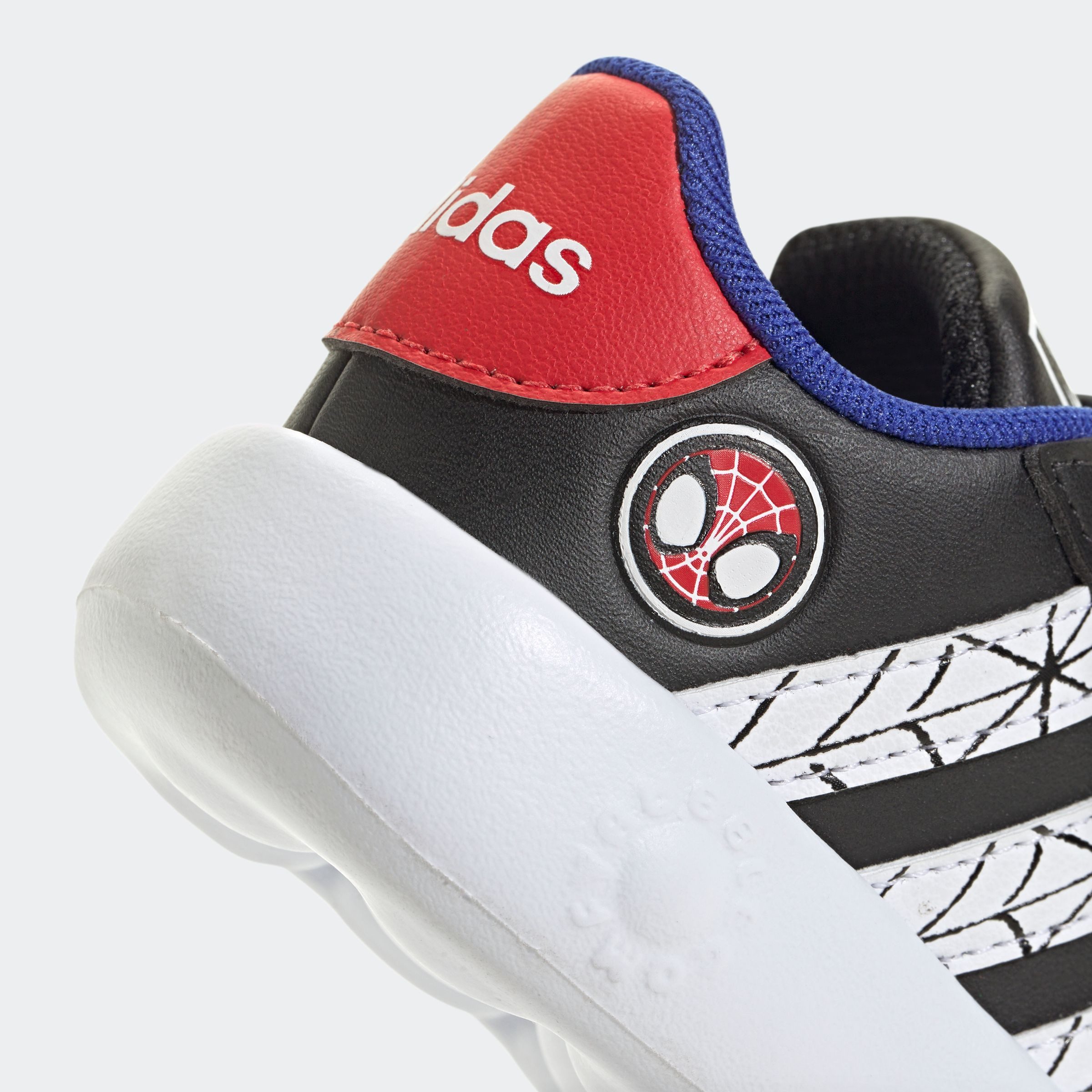 adidas Sportswear Klittenbandschoenen ADIDAS MARVEL SPIDER-MAN KINDER GRAND COURT SCHOEN Design geïnspireerd op de adidas Superstar, voor kinderen