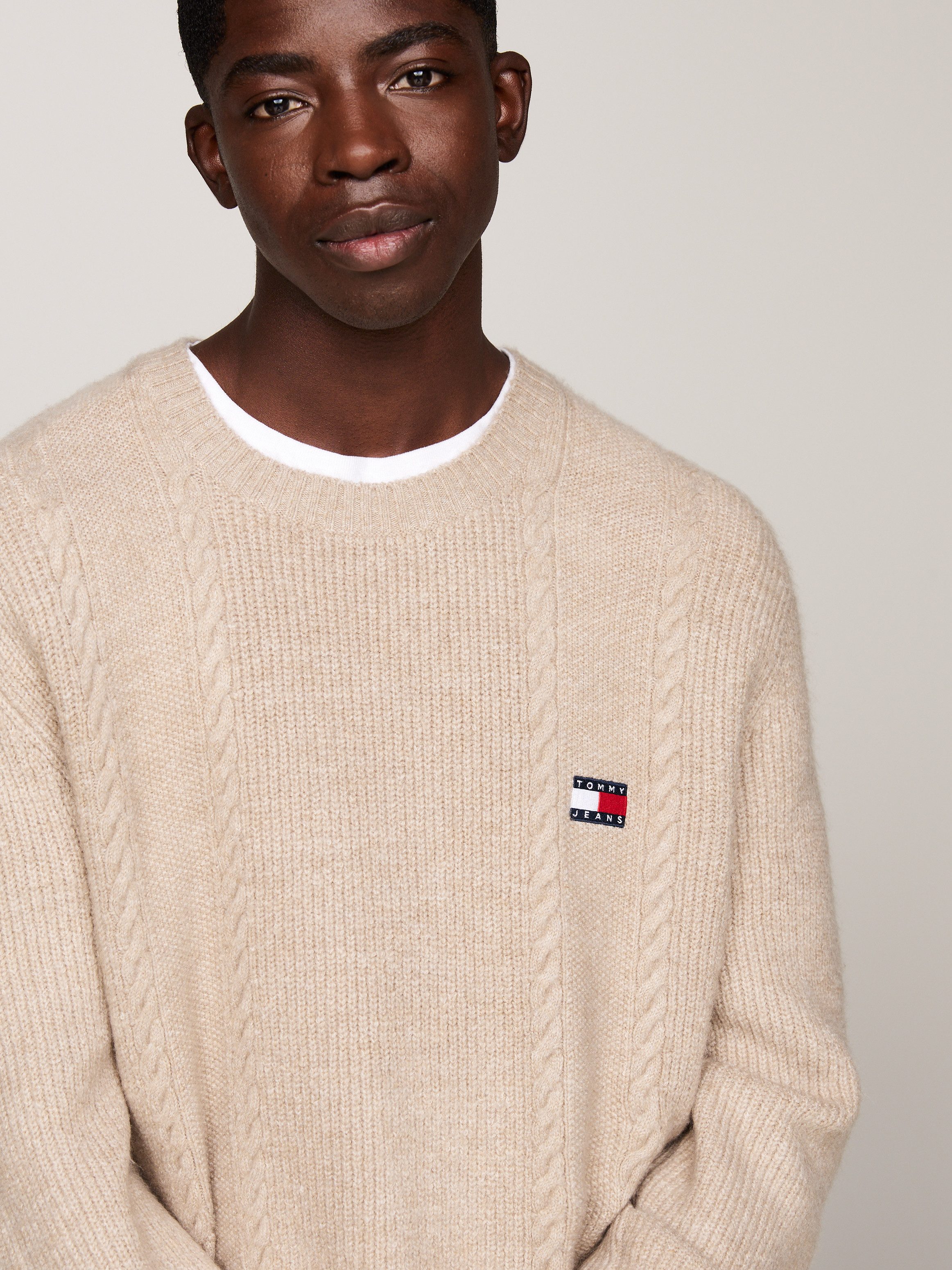 TOMMY JEANS Sweatshirt TJM SLIM CABLE KNIT CNECK met geborduurd merklogo breipatroon