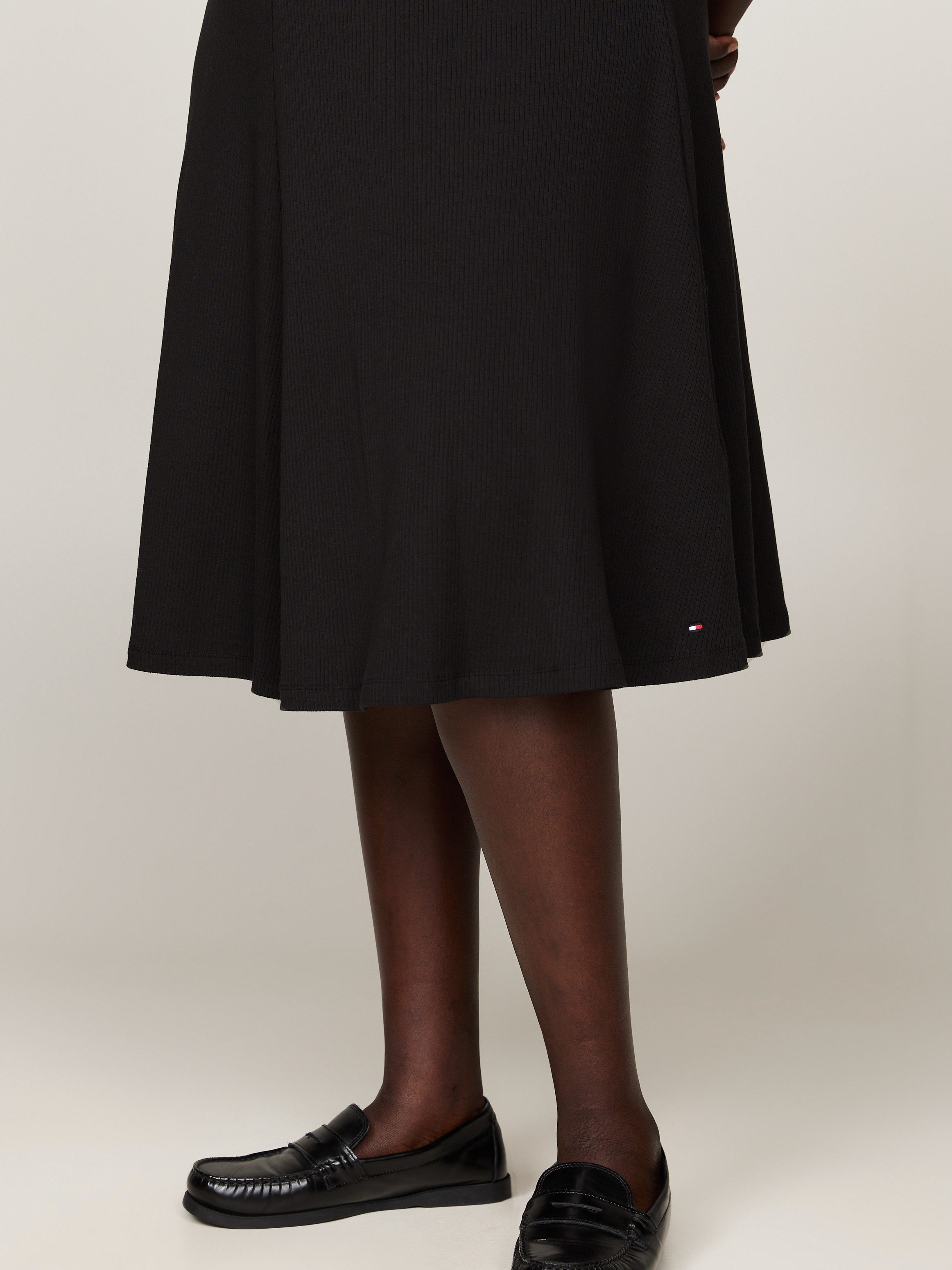 Tommy Hilfiger Curve Midi-jurk CRV 5x2 RIB MK-NK MIDI DRESS NS in grote maten, ribstof, met logo borduursel op de mouw