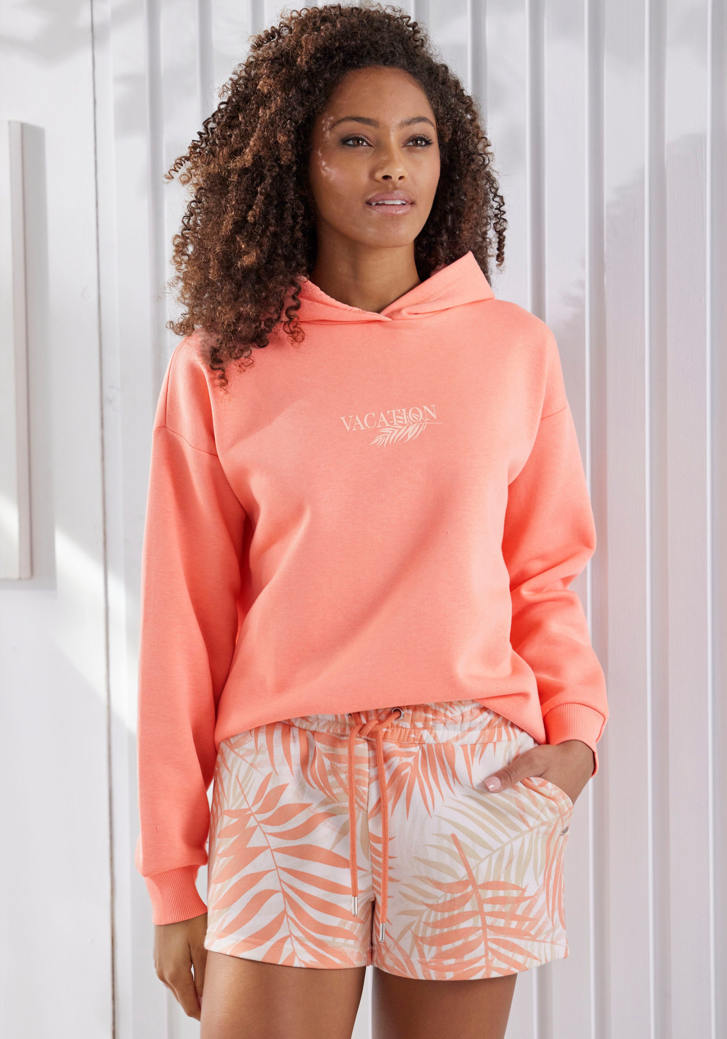 Lascana Sweatshort -lounge shorts Loungebroek met mooie allover-bladerenprint, loungewear (1-delig)