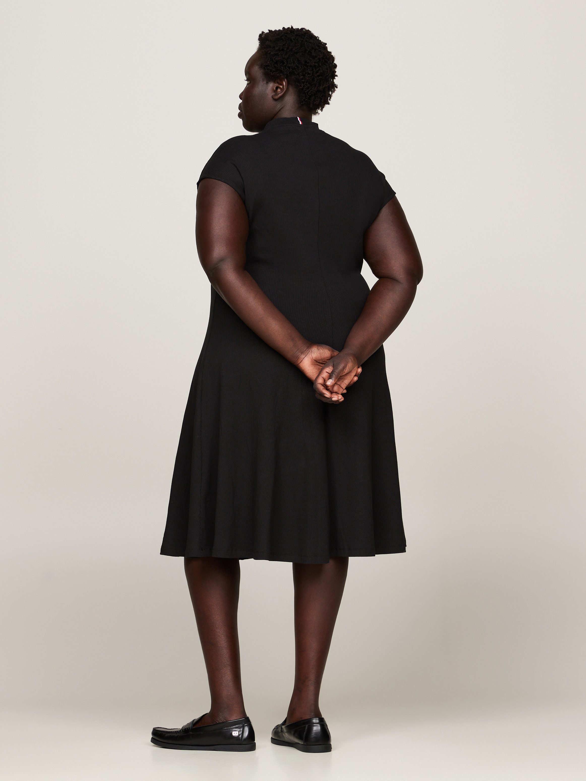 Tommy Hilfiger Curve Midi-jurk CRV 5x2 RIB MK-NK MIDI DRESS NS in grote maten, ribstof, met logo borduursel op de mouw
