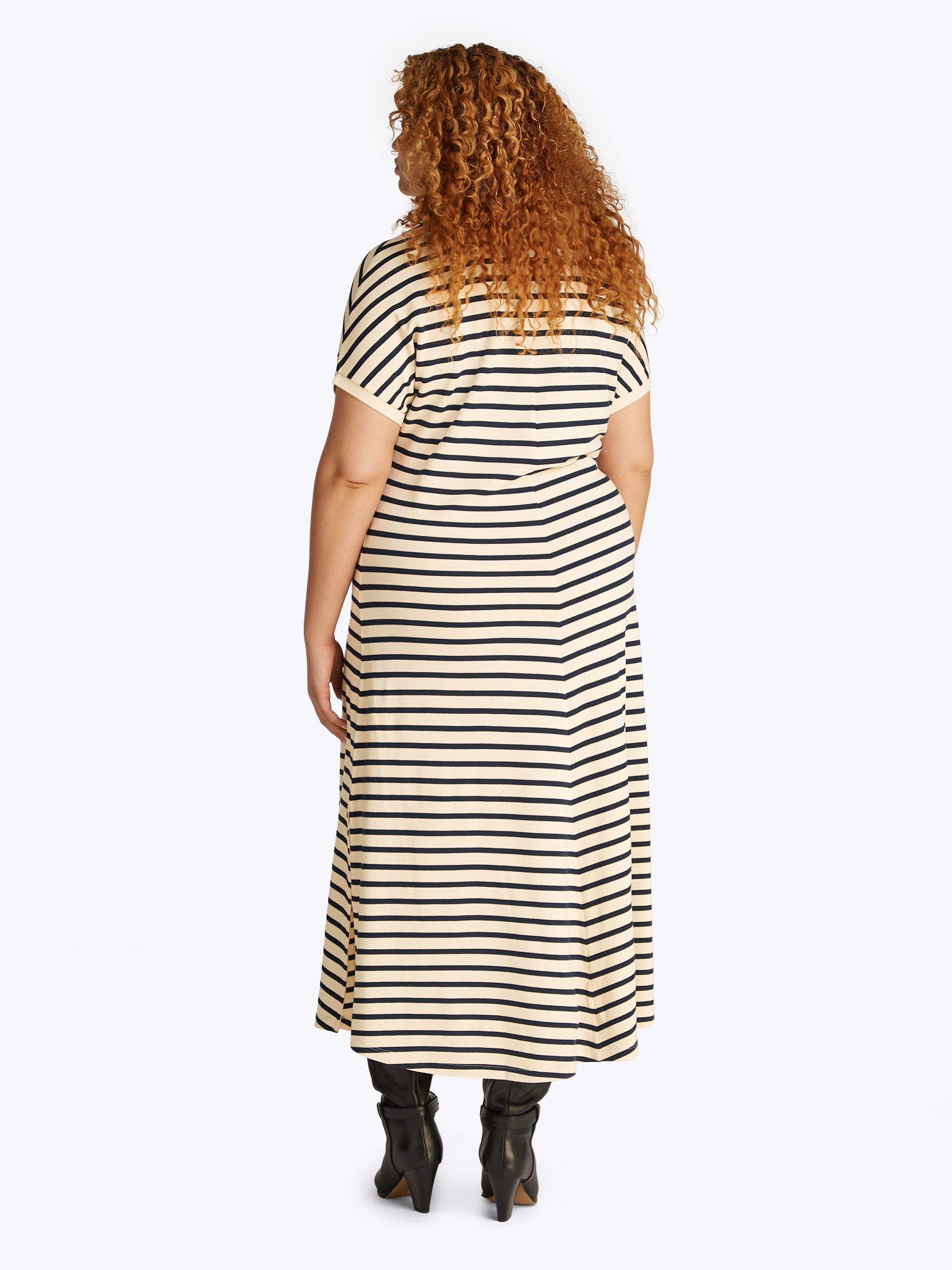 Tommy Hilfiger Curve Midi-jurk CRV LYOCELL OPEN-NK MIDI DRESS in grote maten, logoborduursel, v-hals