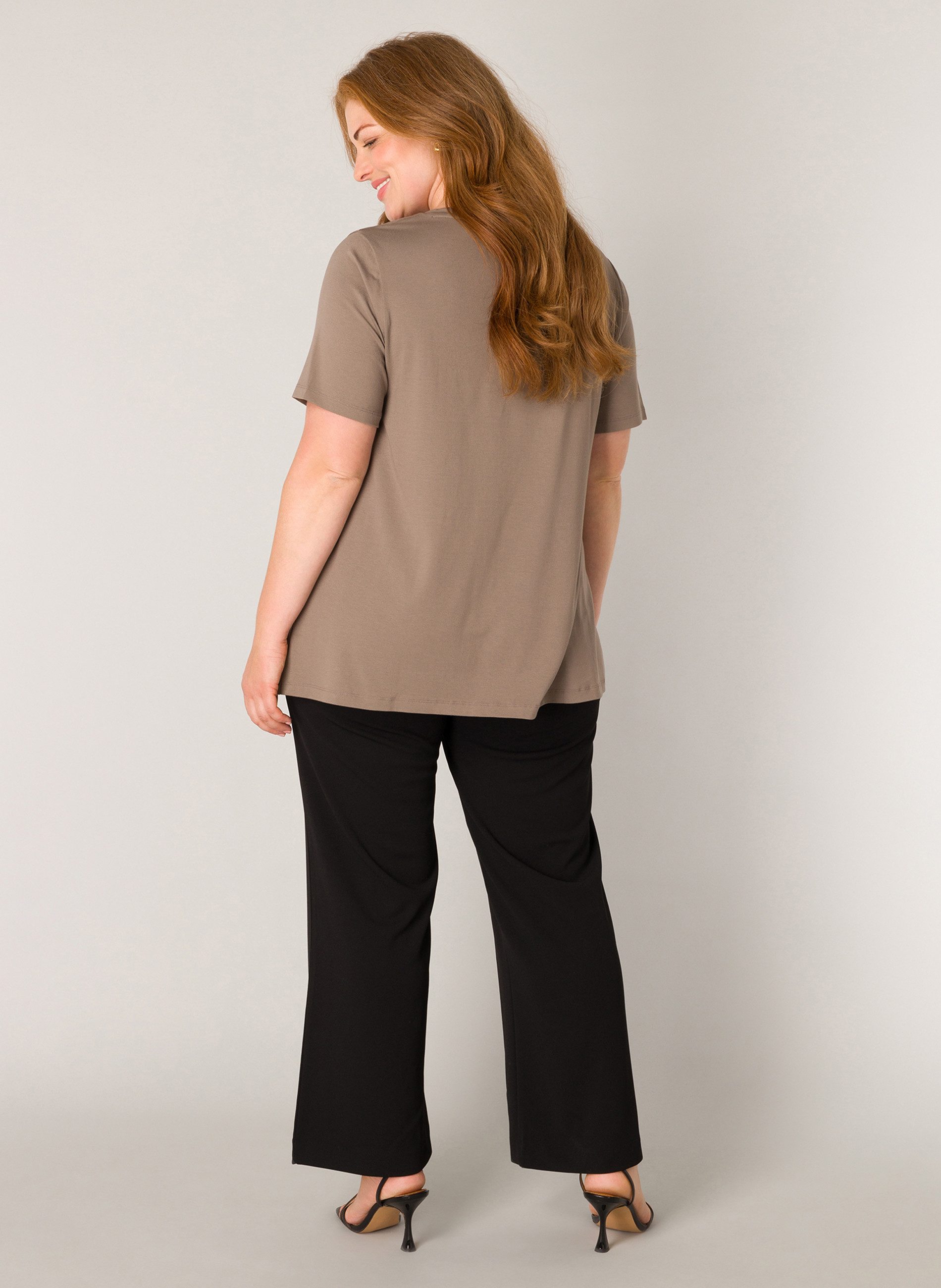 Base Level Curvy Shirttop met een elegante v-hals