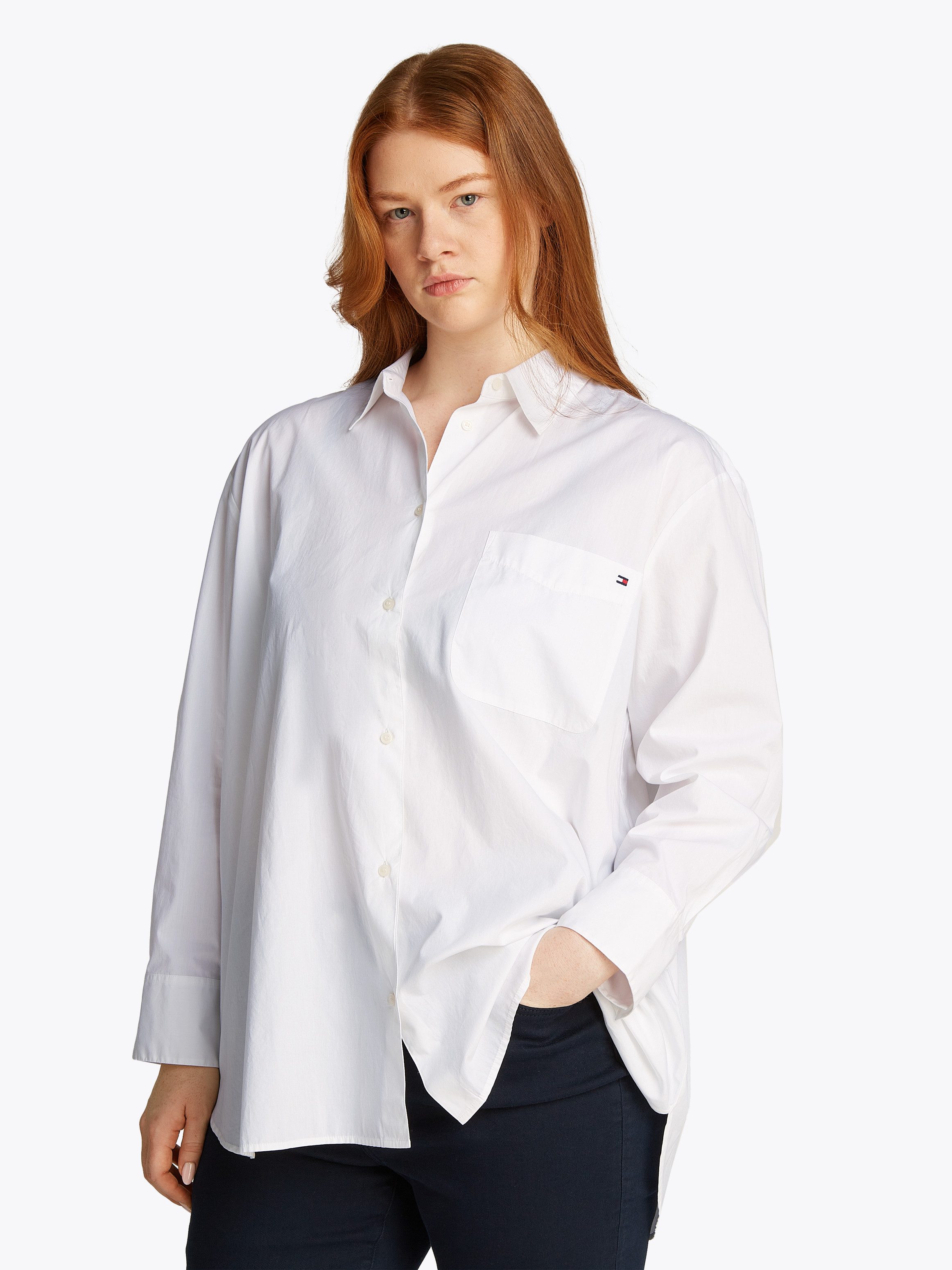 Tommy Hilfiger Curve Overhemdblouse CRV ESS COTTON EASY FIT SHIRT in grote maten borstzak kellerplooi achter afgeronde zoom