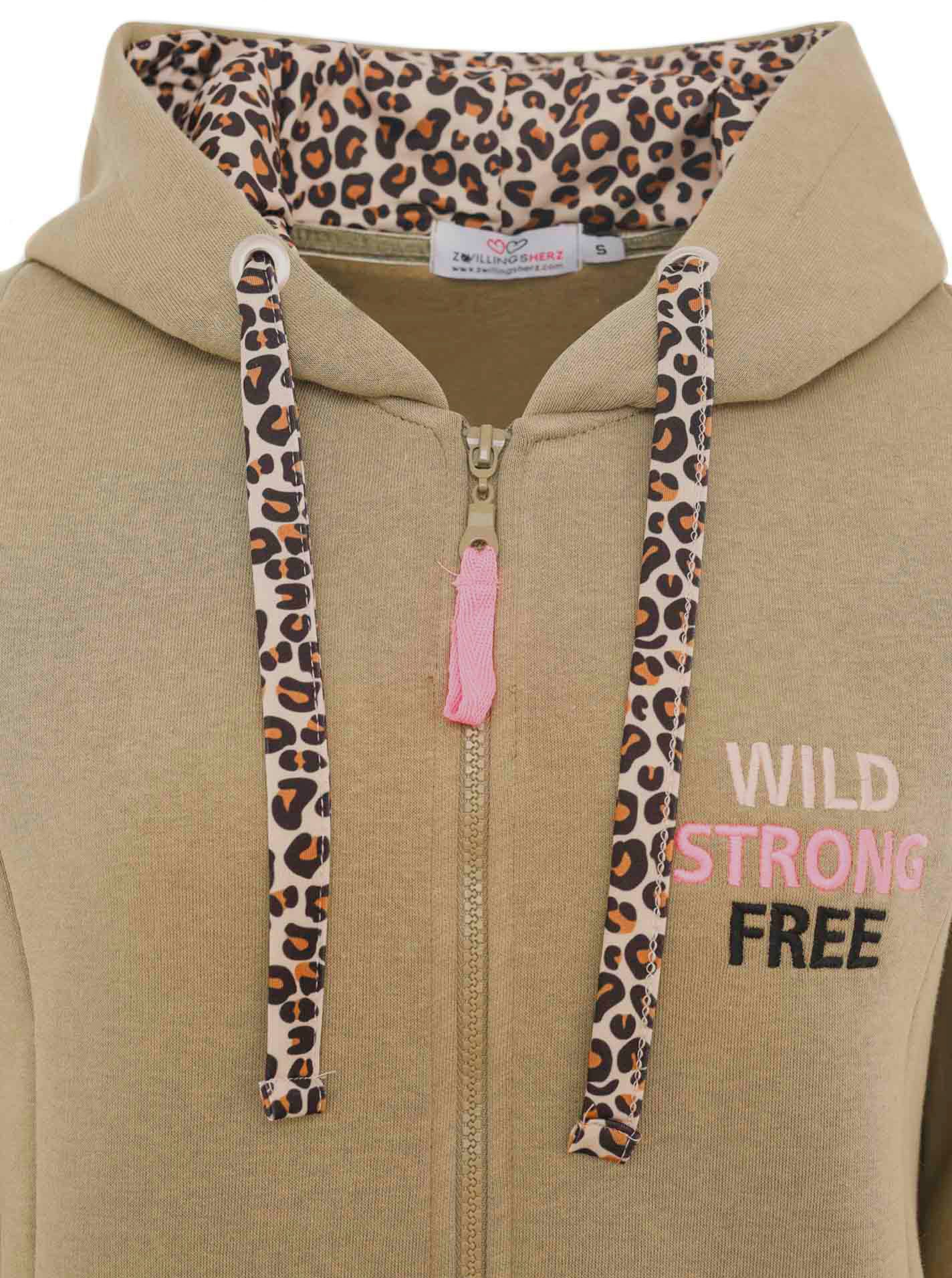 Zwillingsherz Jersey jas Wild and Free met opvallend voor- en achtermotief en leo-details