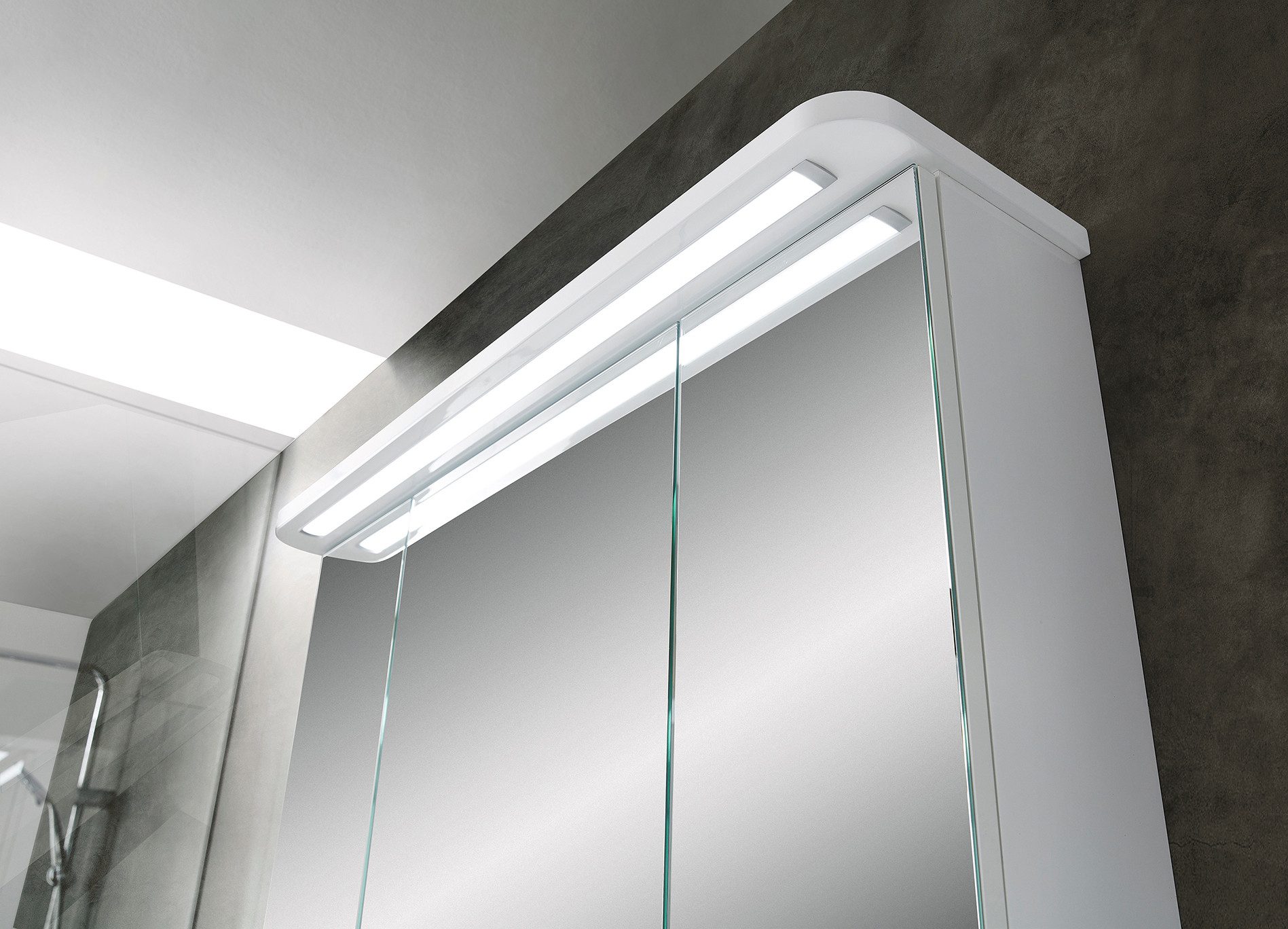 Saphir Spiegelkast Serie 4005 badkamer spiegelkast incl. LED-kransverlichting Badkast 90 cm breed, 3 deuren, 6 glazen legplanken, incl. deurdemper