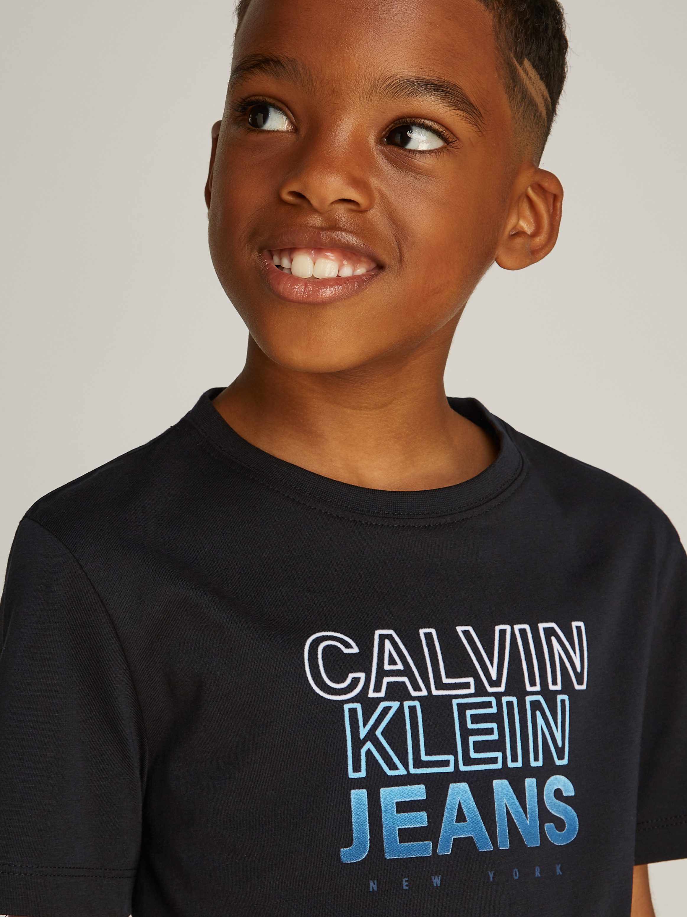 Calvin Klein Shirt met ronde hals GRADIENT FLOCK LOGO SS T-SHIRT voor kinderen tot 16 jaar met logo-opdruk