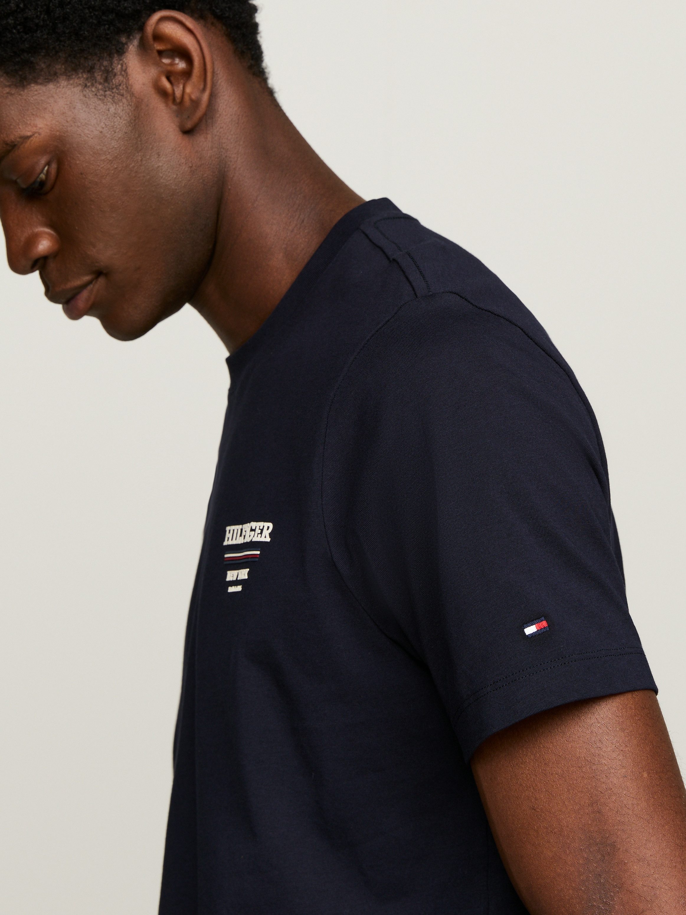 Tommy Hilfiger T-shirt HILFIGER GLOBAL STRIPE TEE contrastkleurige print op de borst