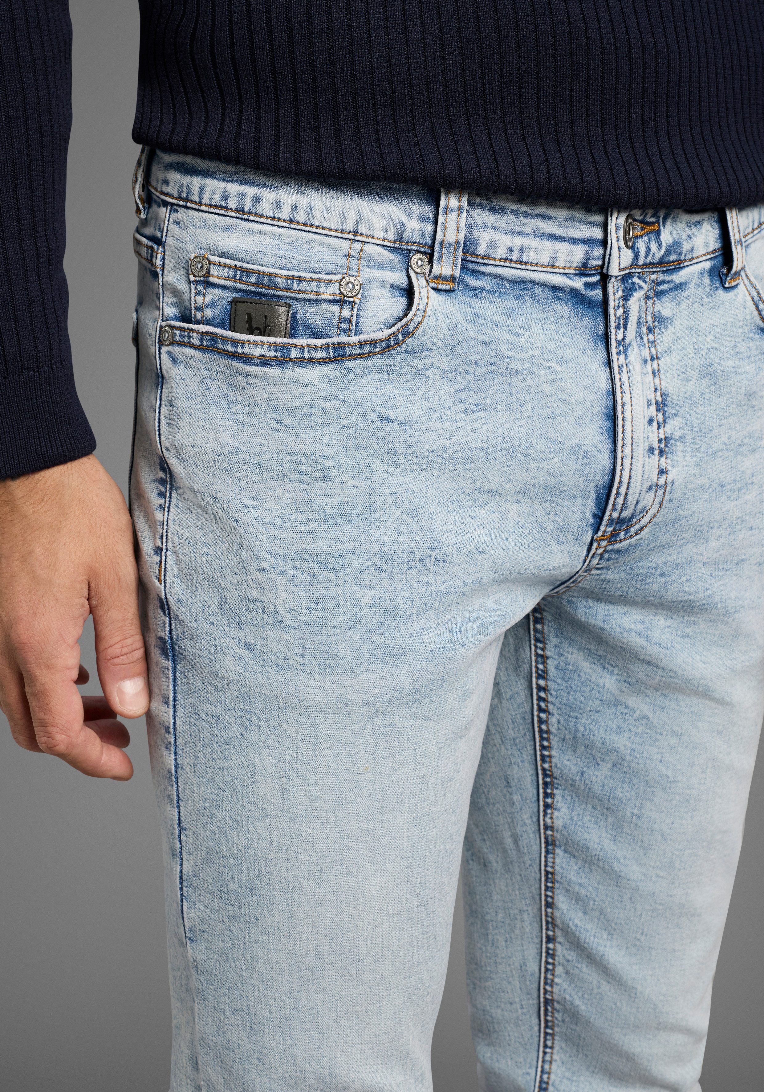 Bruno Banani Straight jeans Hutch rechte broekspijpen, gedeeltelijk met modieuze destroyed-effecten,