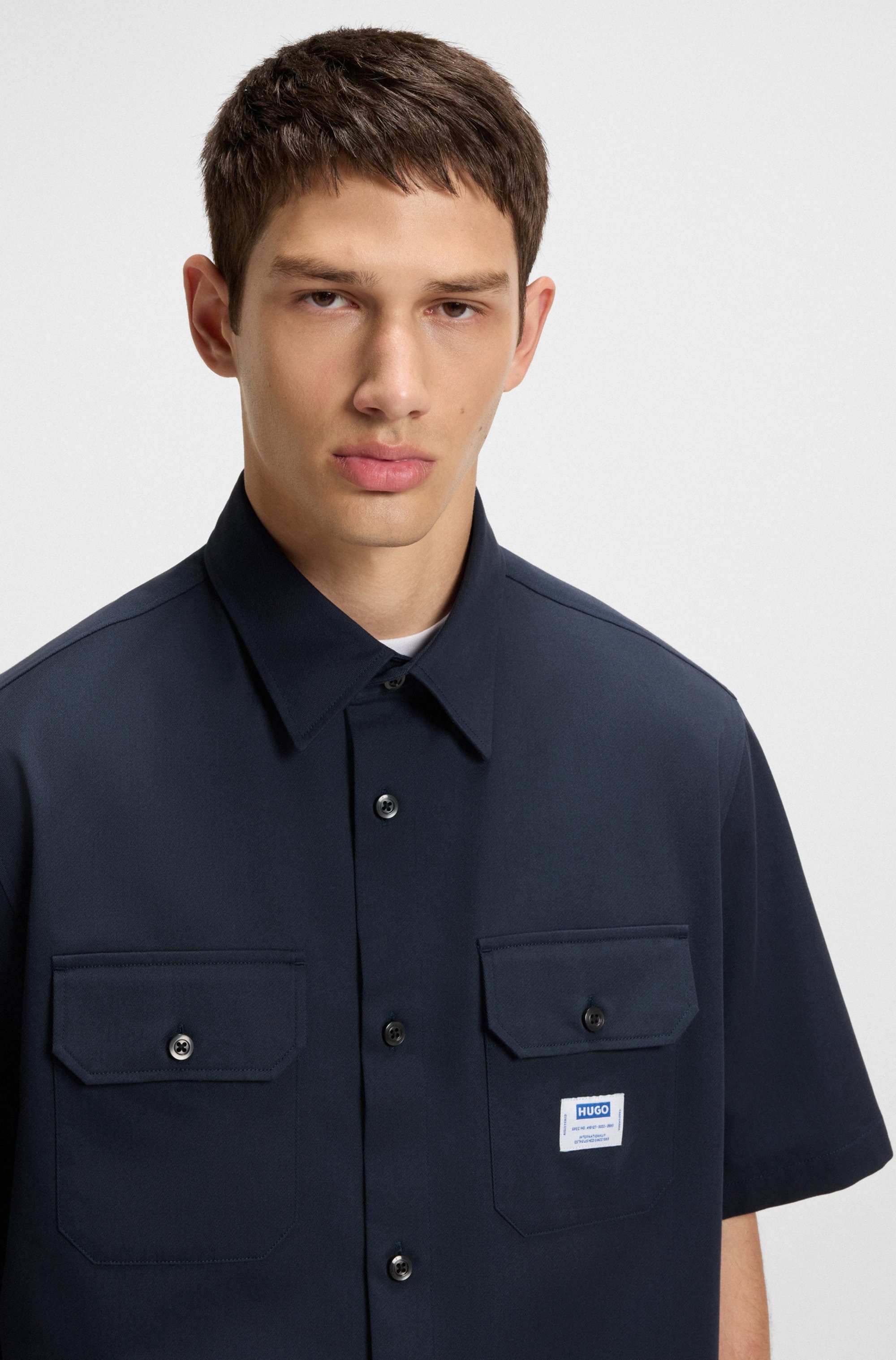 HUGO Blue Overhemd met korte mouwen Ekyno met contrasterend logo-badge op de borst