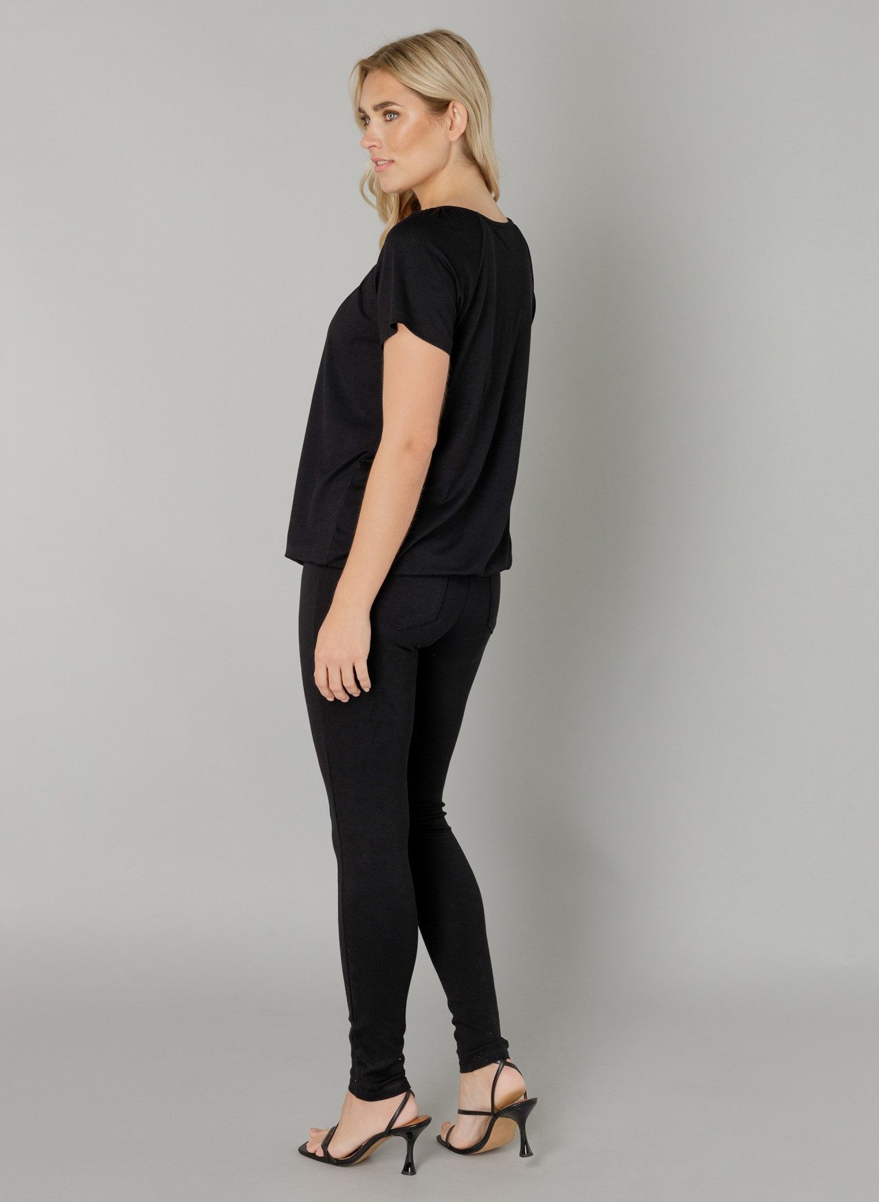 Base Level T-shirt Yona met plooien bij de hals en een elastische tailleband