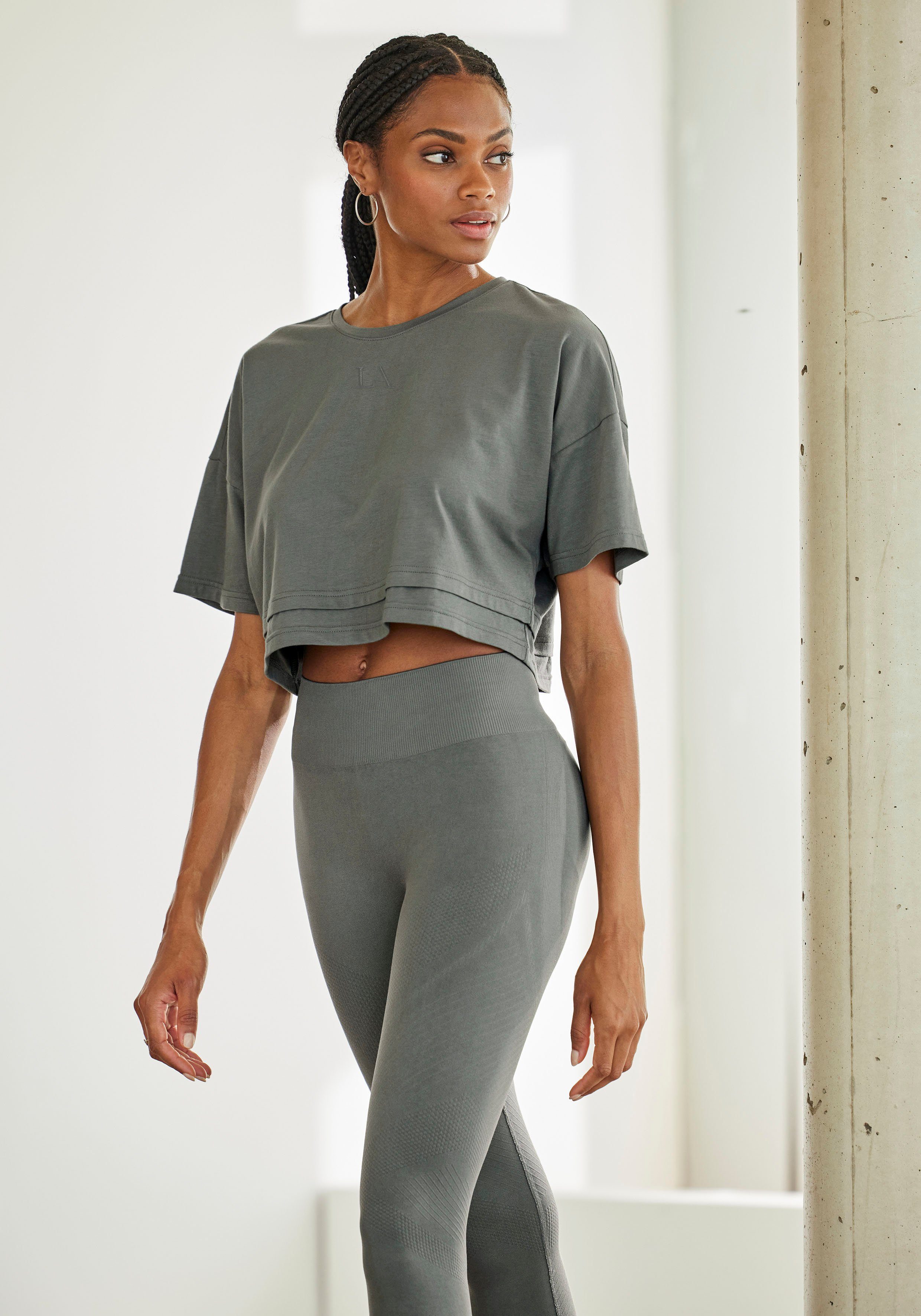 Lascana Shirt met korte mouwen met kastige snit en lagen-look