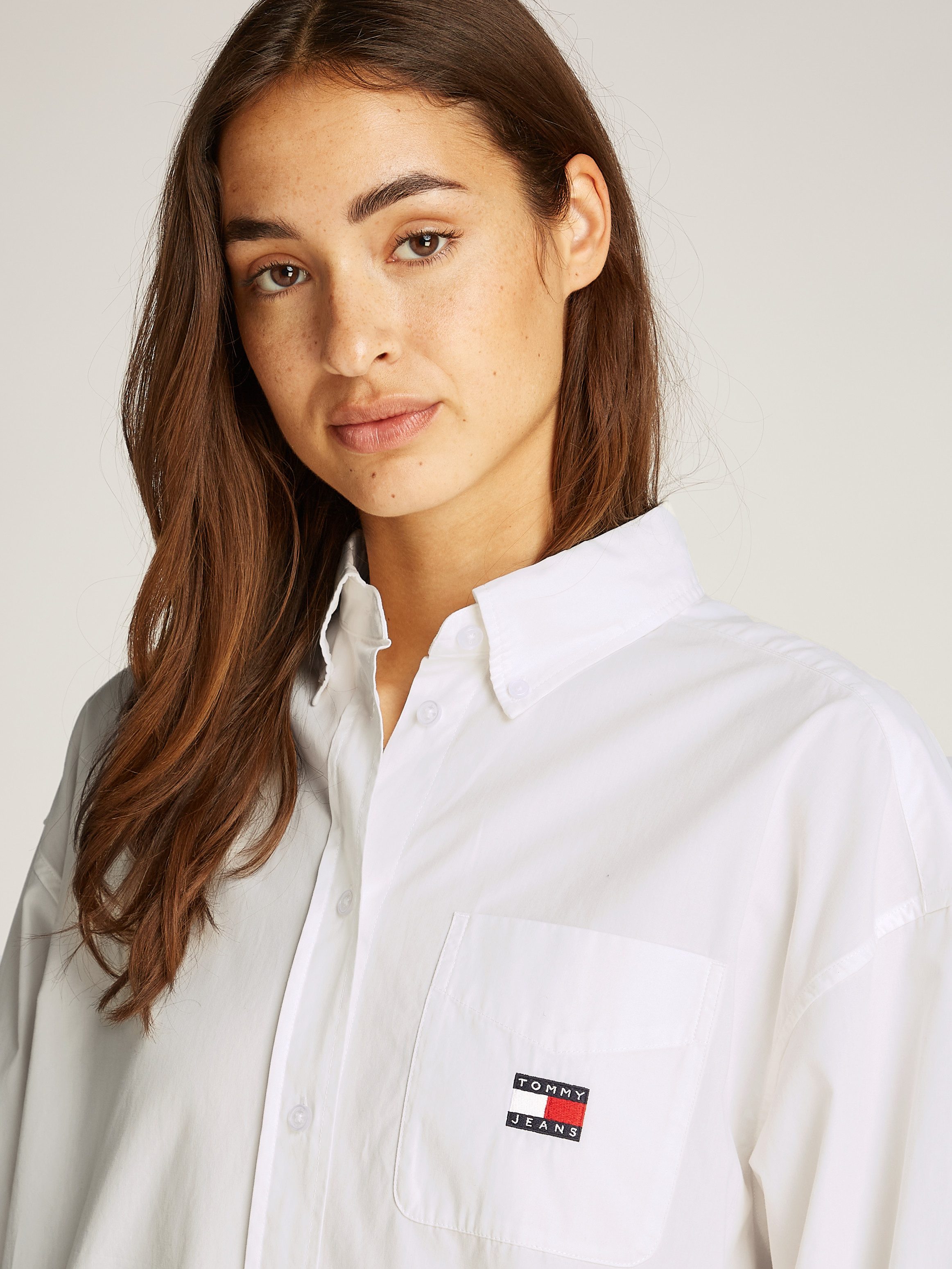 Tommy Jeans Curve Overhemdblouse TJW OVS BADGE POPLIN SHIRT EXT in grote maten, popeline, lange mouw, badge