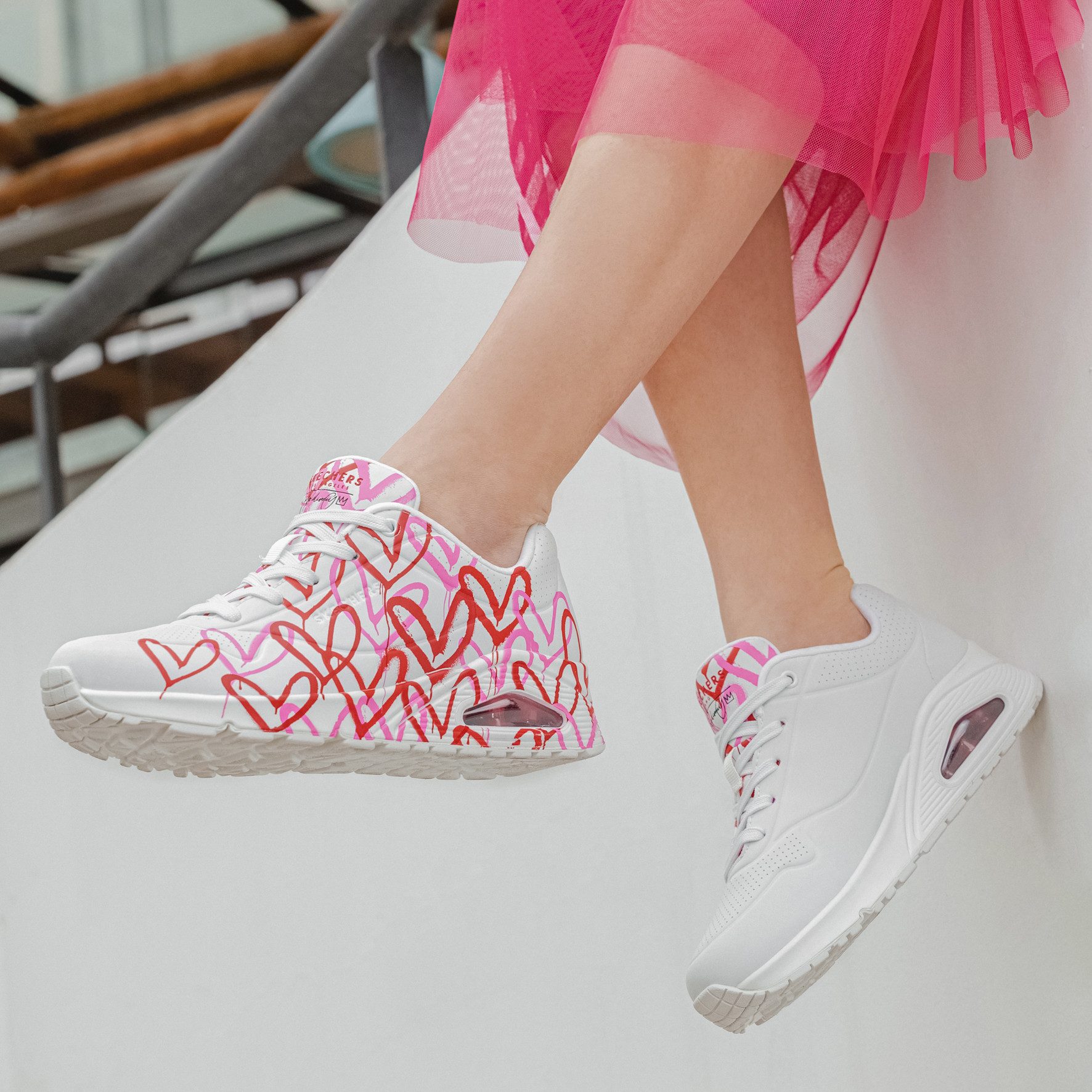 Skechers Sneakers met sleehak UNO-SPREAD THE LOVE Vrijetijdsschoen, lage schoen, veterschoen met coole graffiti-print