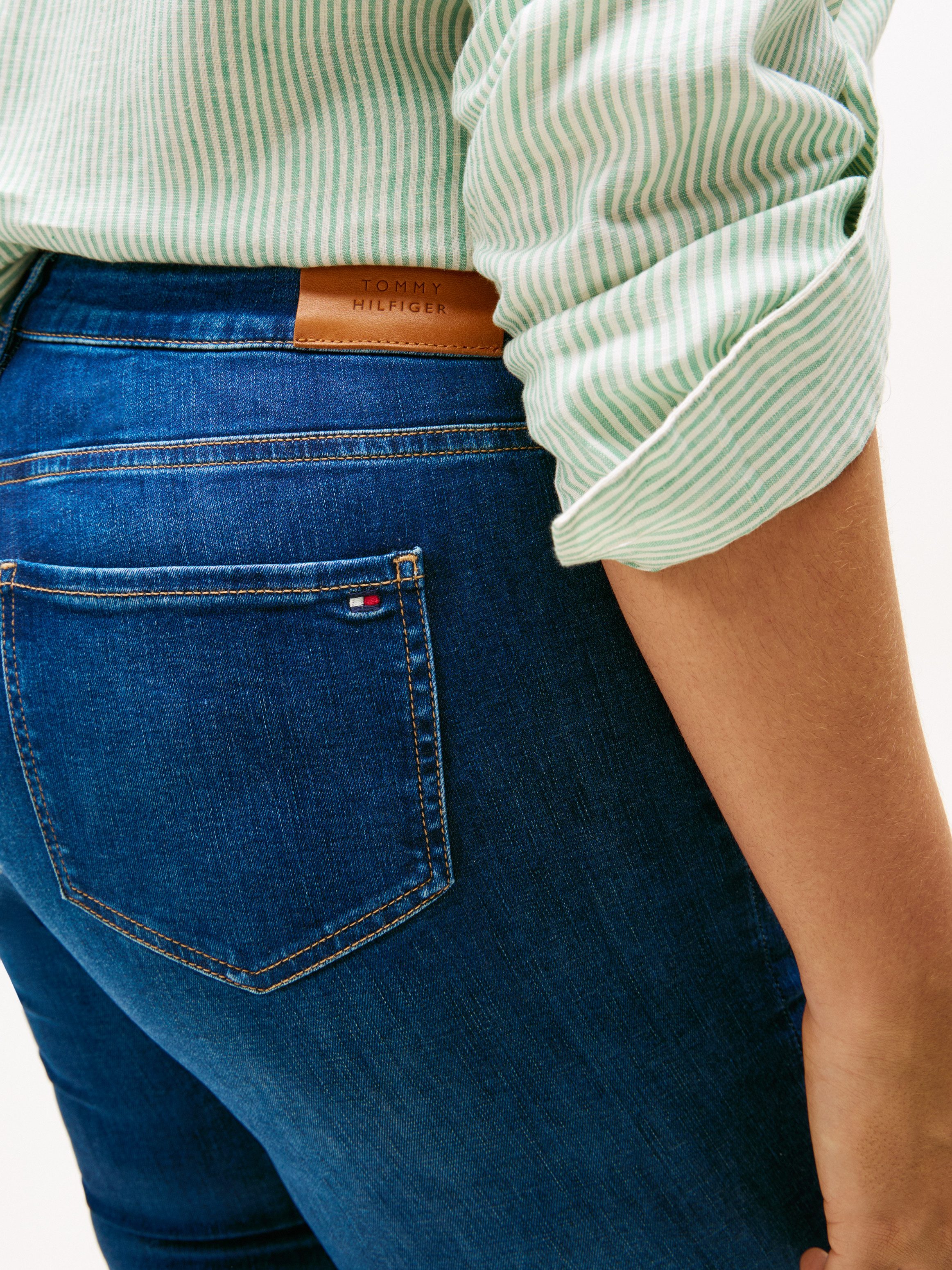 Tommy Hilfiger Curve Skinny fit jeans CRV HARLEM SKINNY RW NEW DOREEN in grote maten, tommy jeans logo-badge, stoned wash look