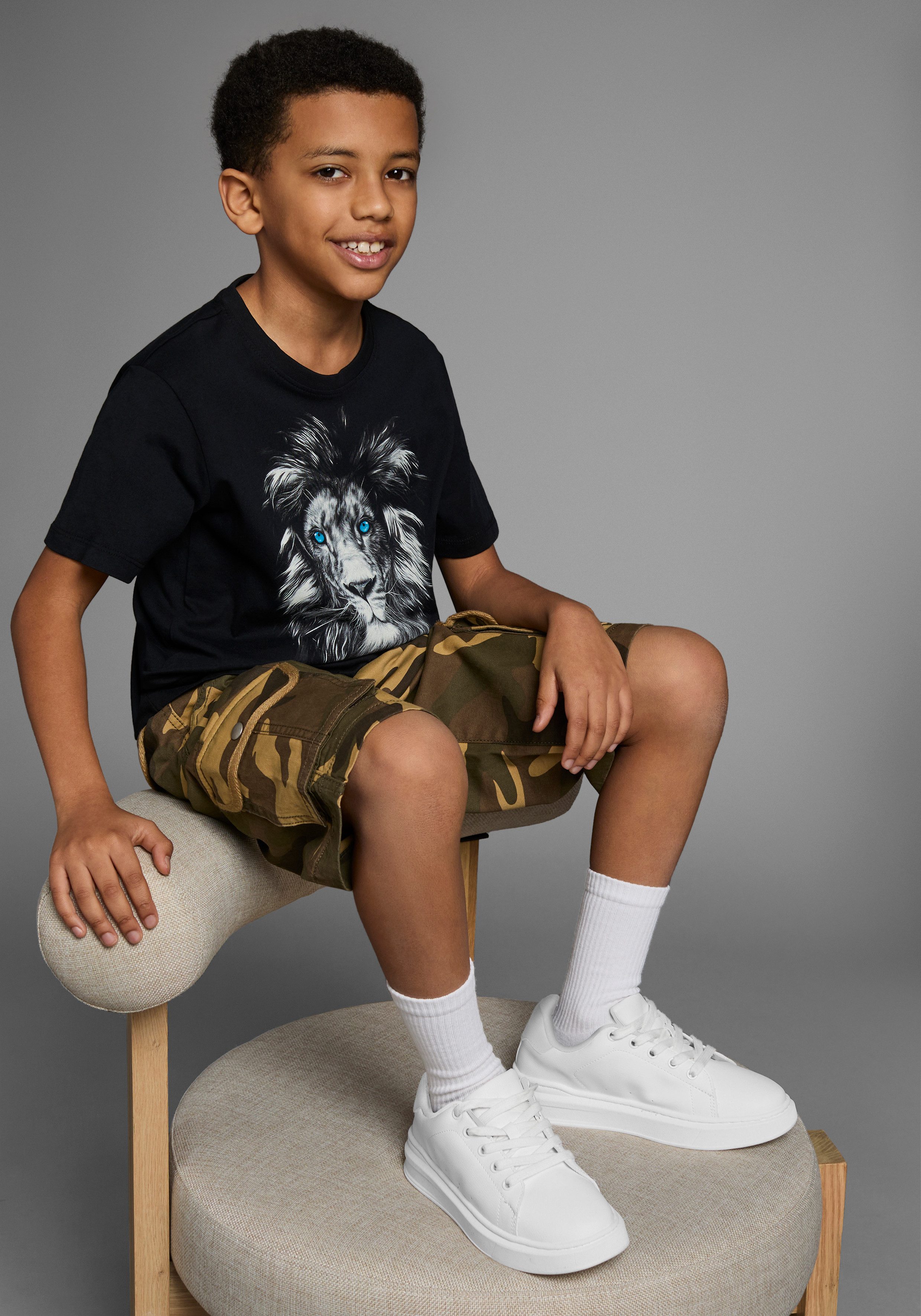 KIDSWORLD T-shirt Met leeuwenprint: LION WITH BLUE EYES Korte mouwen, basic pasvorm, met trendy print, ronde hals