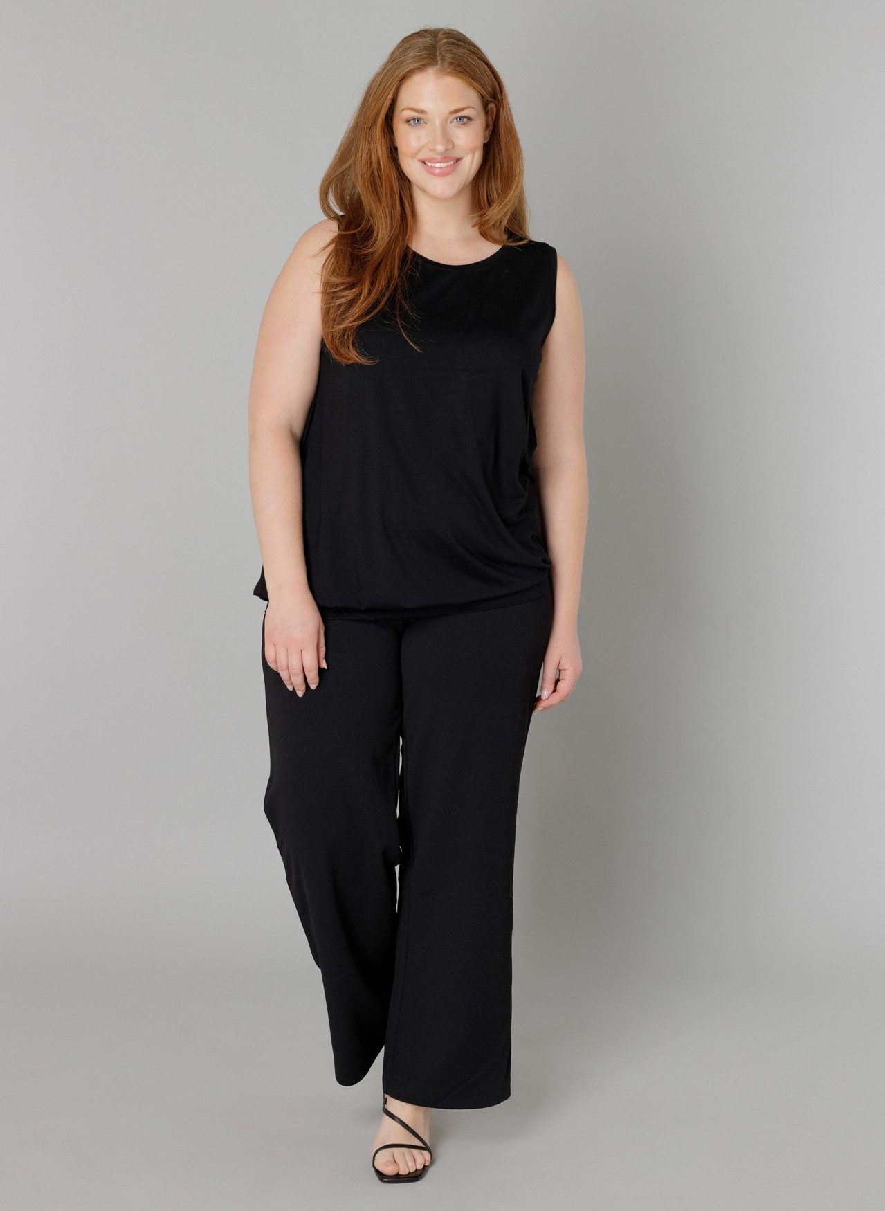 Base Level Curvy Lange top Yasmina Modellerende boord bij de zoom