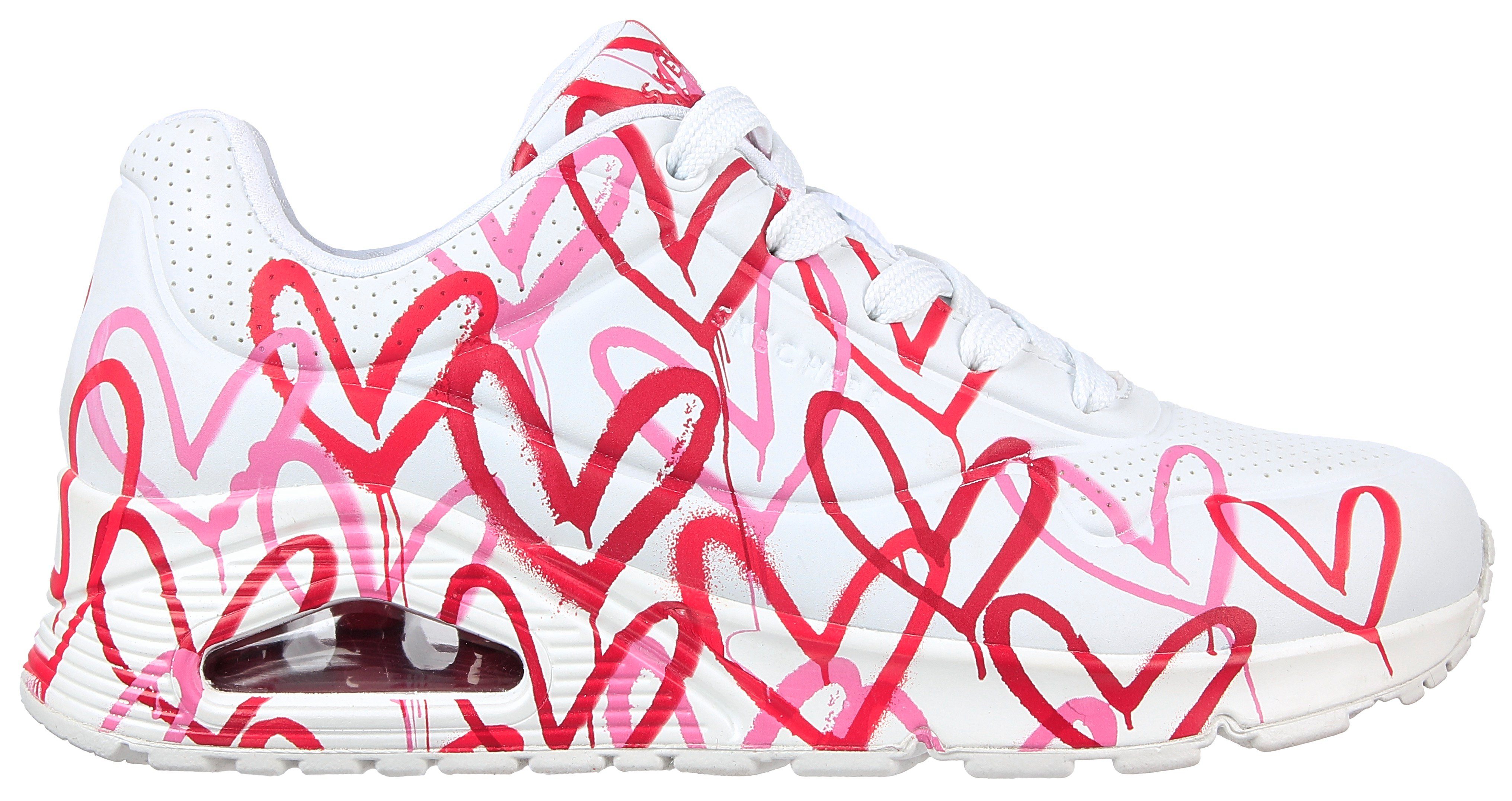 Skechers Sneakers met sleehak UNO-SPREAD THE LOVE Vrijetijdsschoen, lage schoen, veterschoen met coole graffiti-print