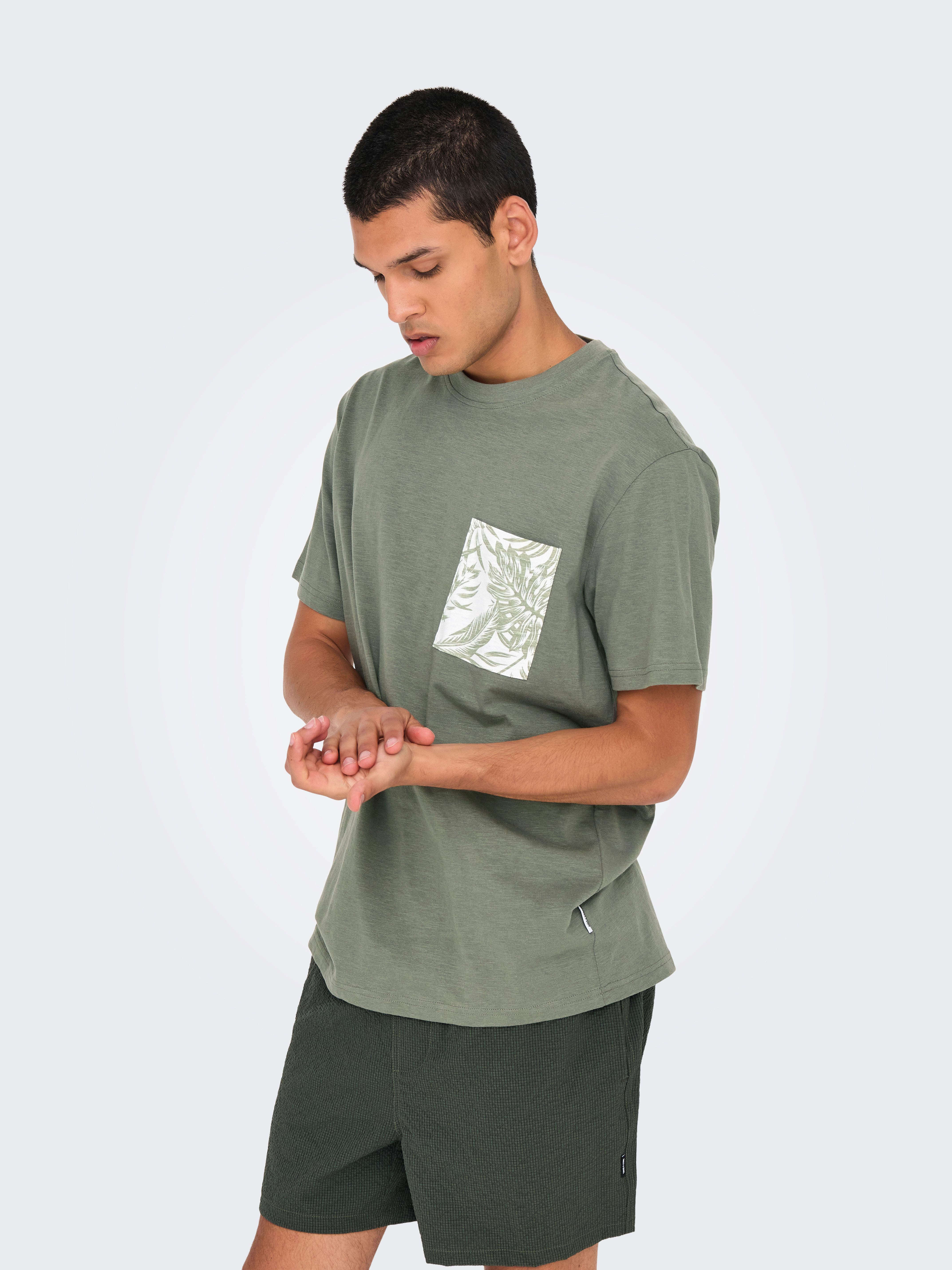 ONLY & SONS Shirt met ronde hals ONSPERRY LIFE REG LEAF POCKETTEE