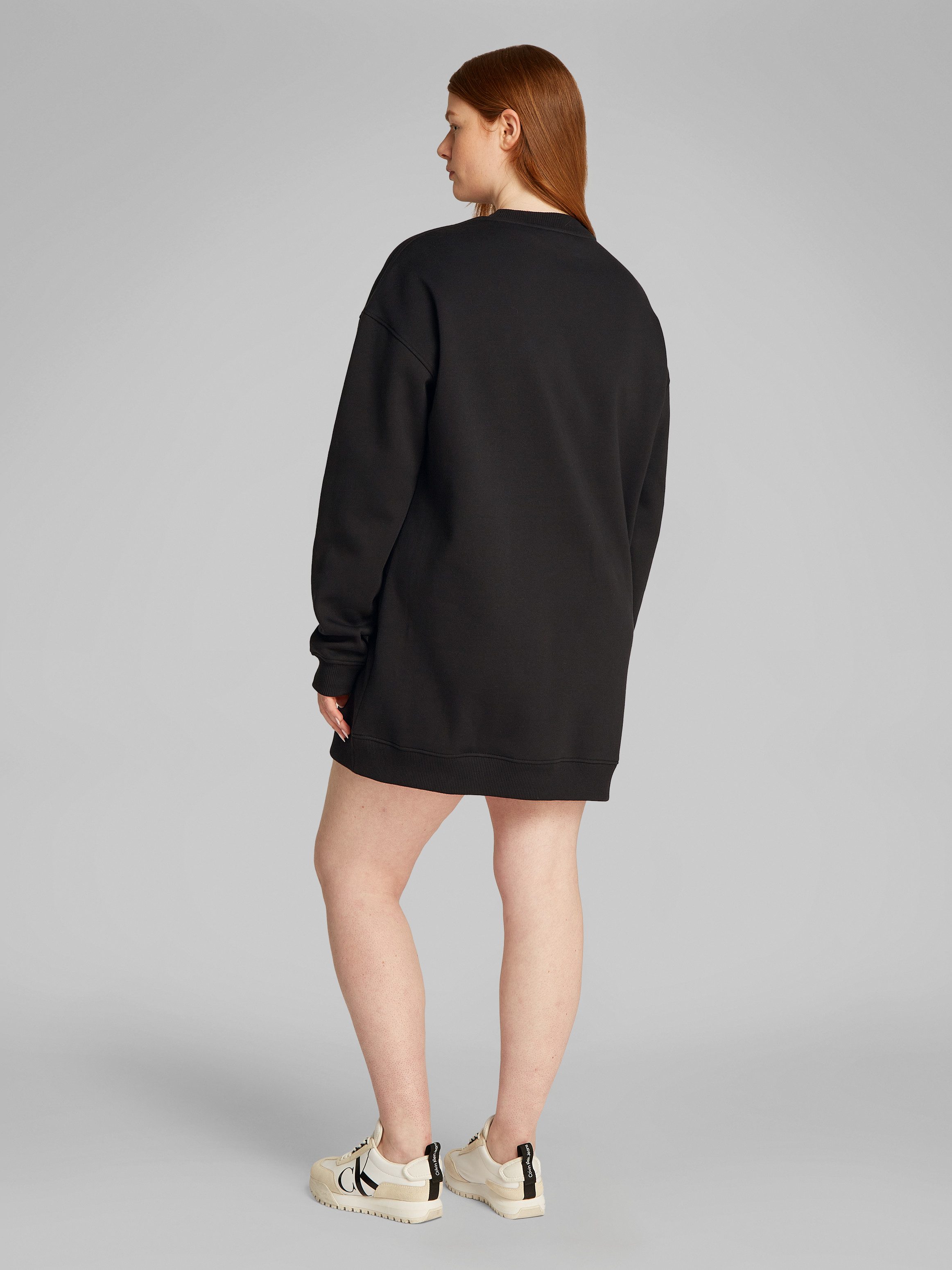 Calvin Klein Jeans Plus Sweatjurk PLUS EMBROIDERED MONOLOGO DRESS met logo borduursel in grote maten
