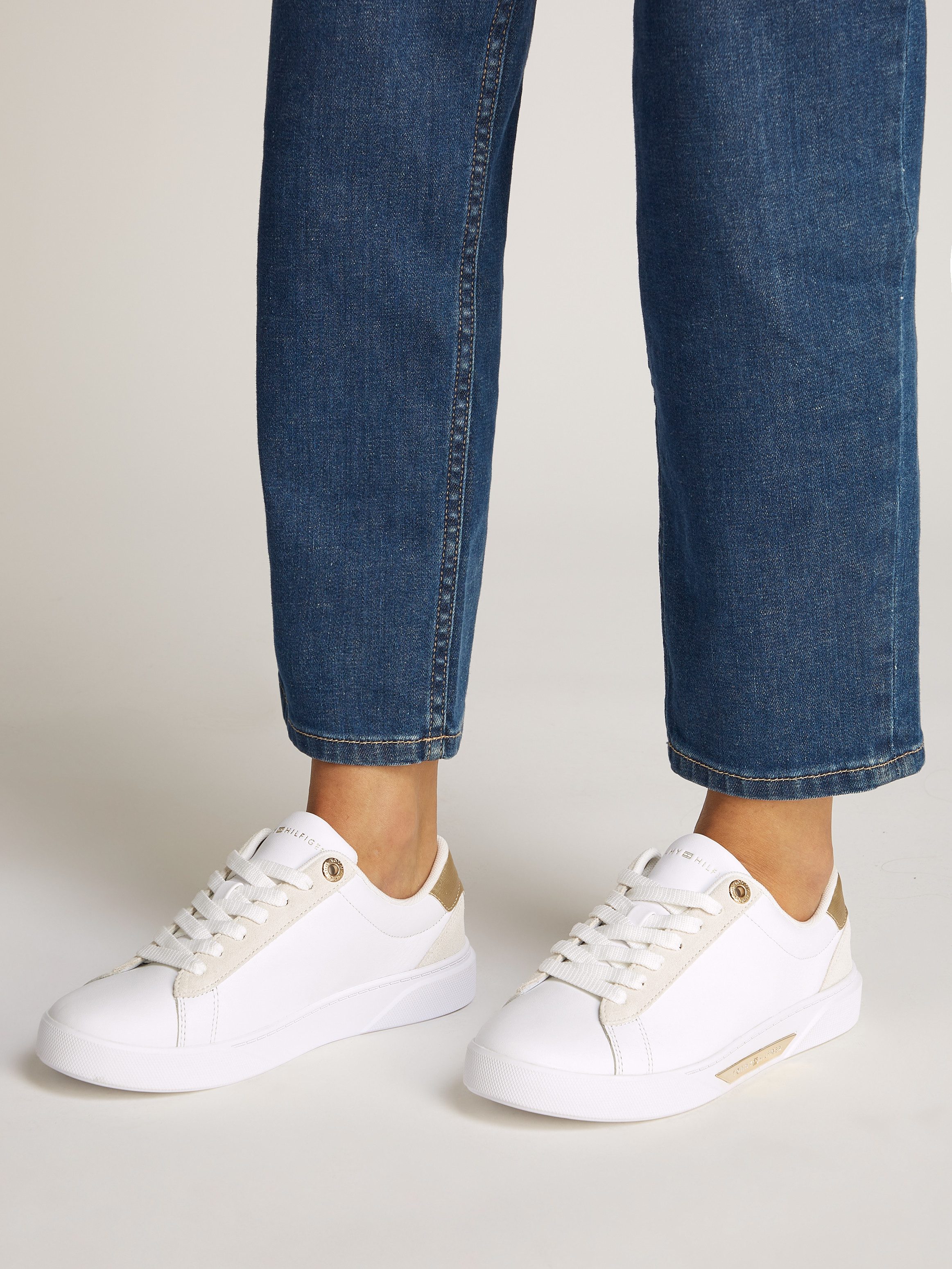 Tommy Hilfiger Plateausneakers CHIC COURT SNEAKER veterschoenen, lage schoen, vrijetijdsschoen met gouden afwerkingen