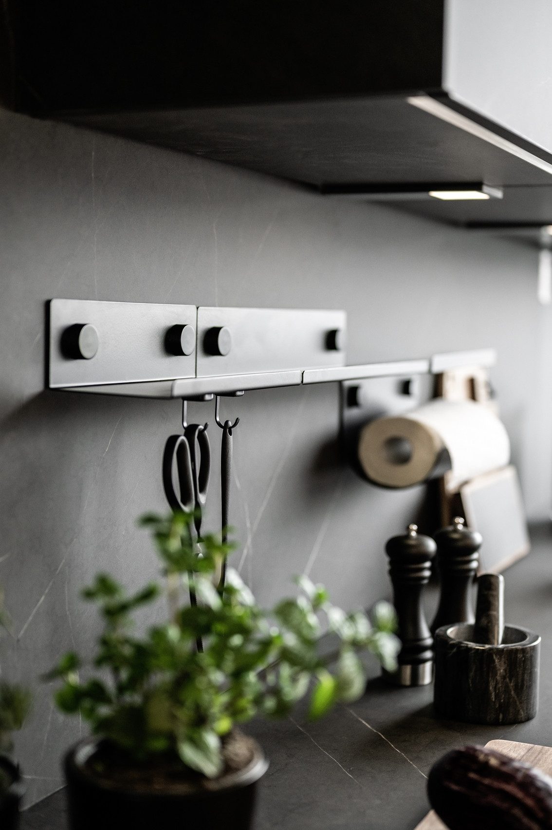 WENKO Keukenrolhouder Model Jet uit poedergecoat metaal, industrieel ontwerp