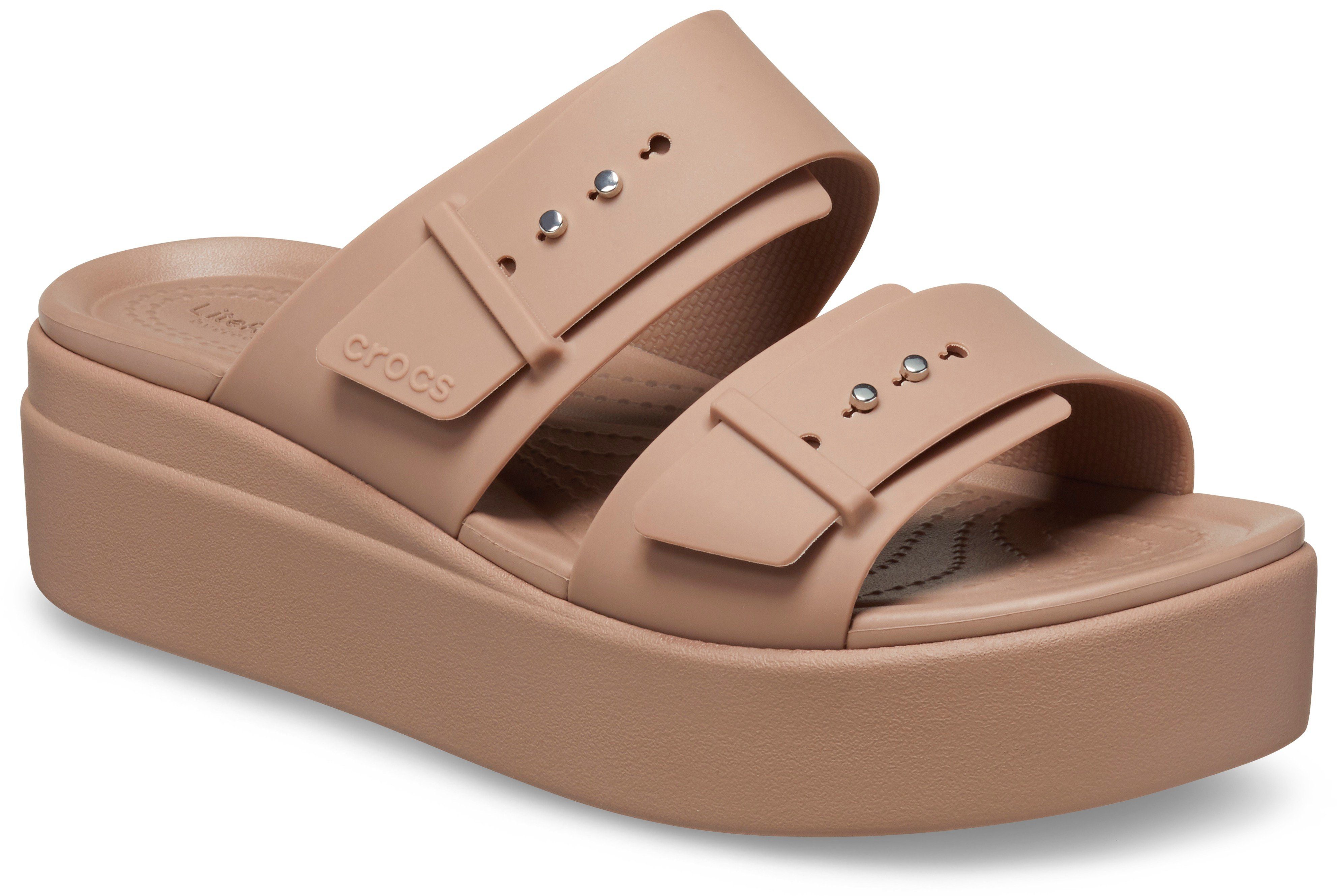 Crocs Slippers Brooklyn Low Wedge , plateau, zomerschoen, pantoffels met gespsluiting