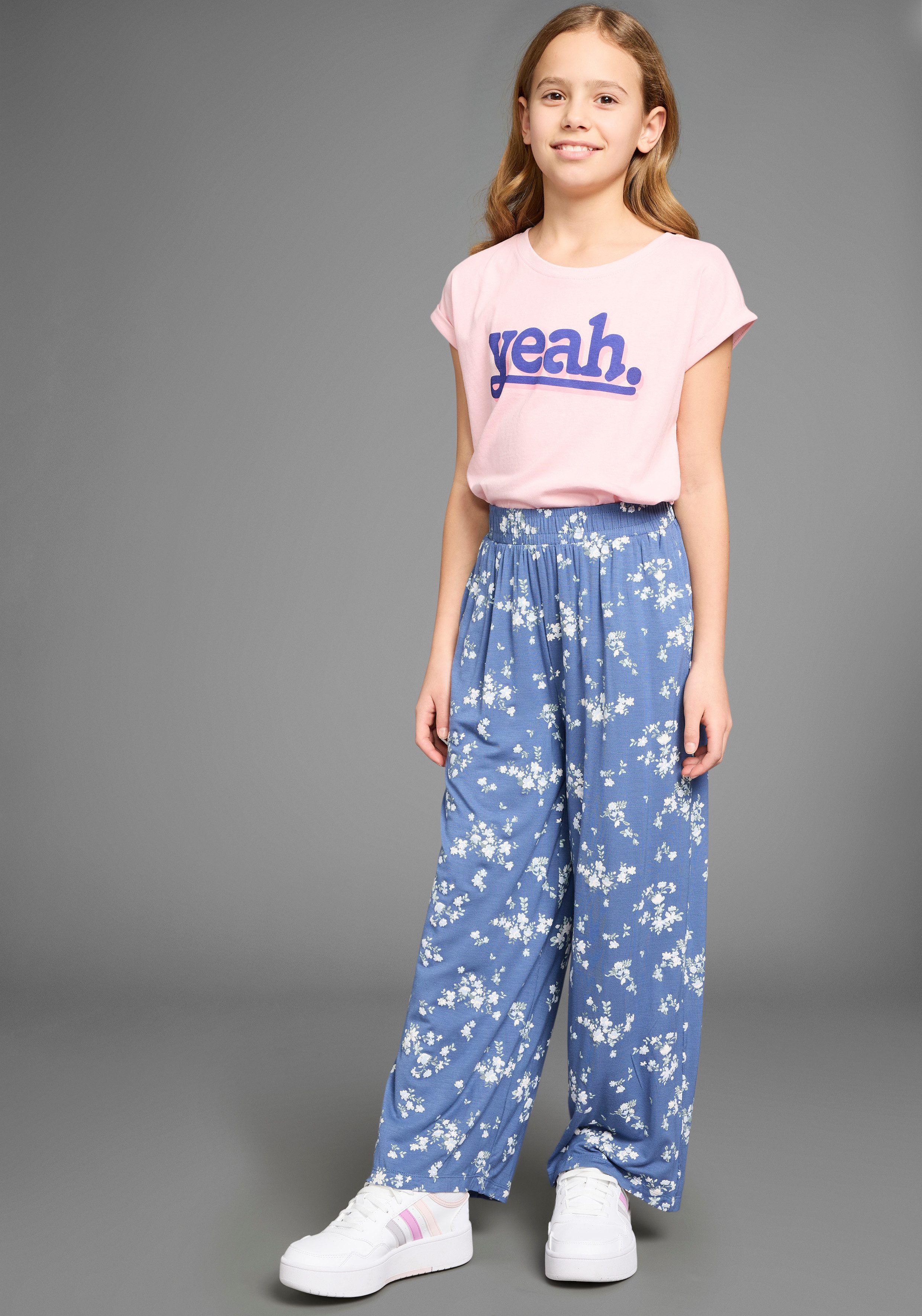 KIDSWORLD Comfortbroek Viskose broek met bloemendruk Trendige broek met bloemenmotief