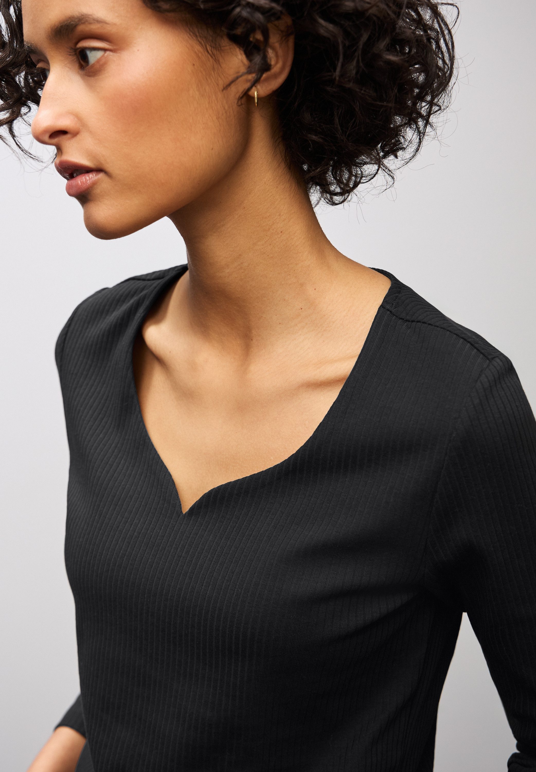 STREET ONE Shirt met lange mouwen met hartvormige halslijn