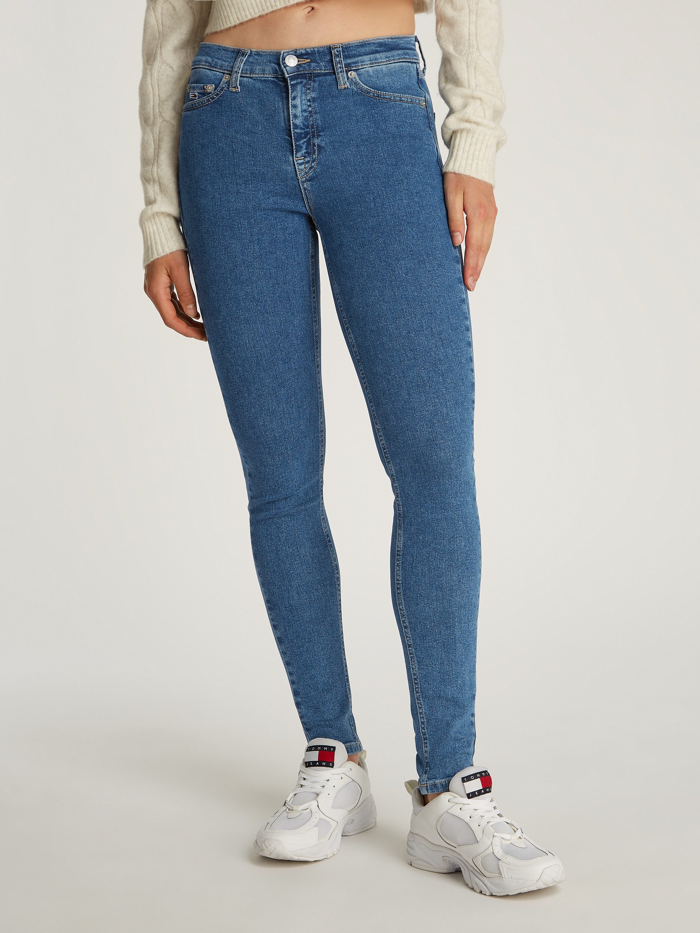 TOMMY JEANS Skinny fit jeans NORA MR SKNY CI1263 met wasbeurt, met logo-badge