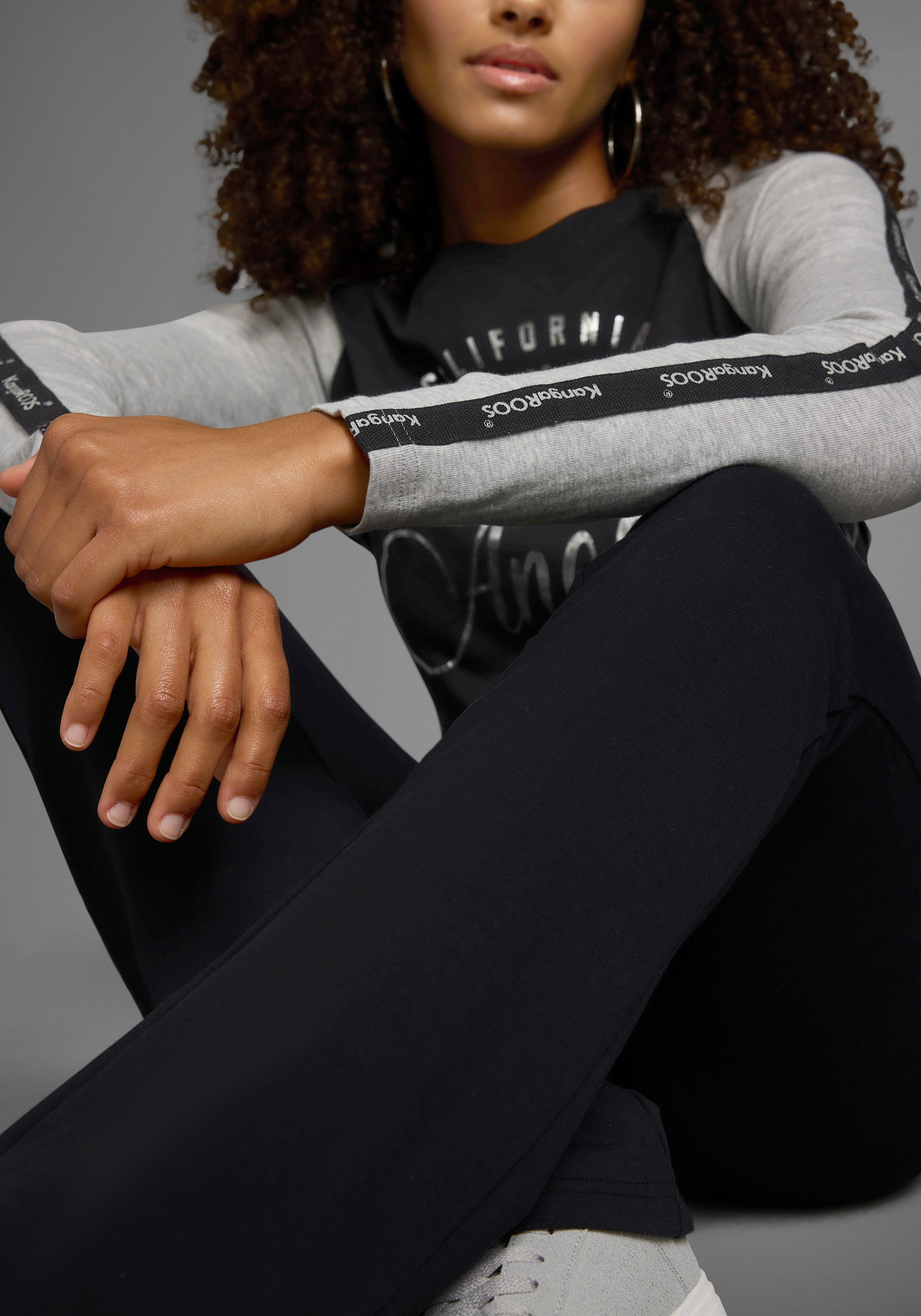 KangaROOS Longsleeve Lange mouwen, zeer figuurvolgende pasvorm, met glanzende metallic-print