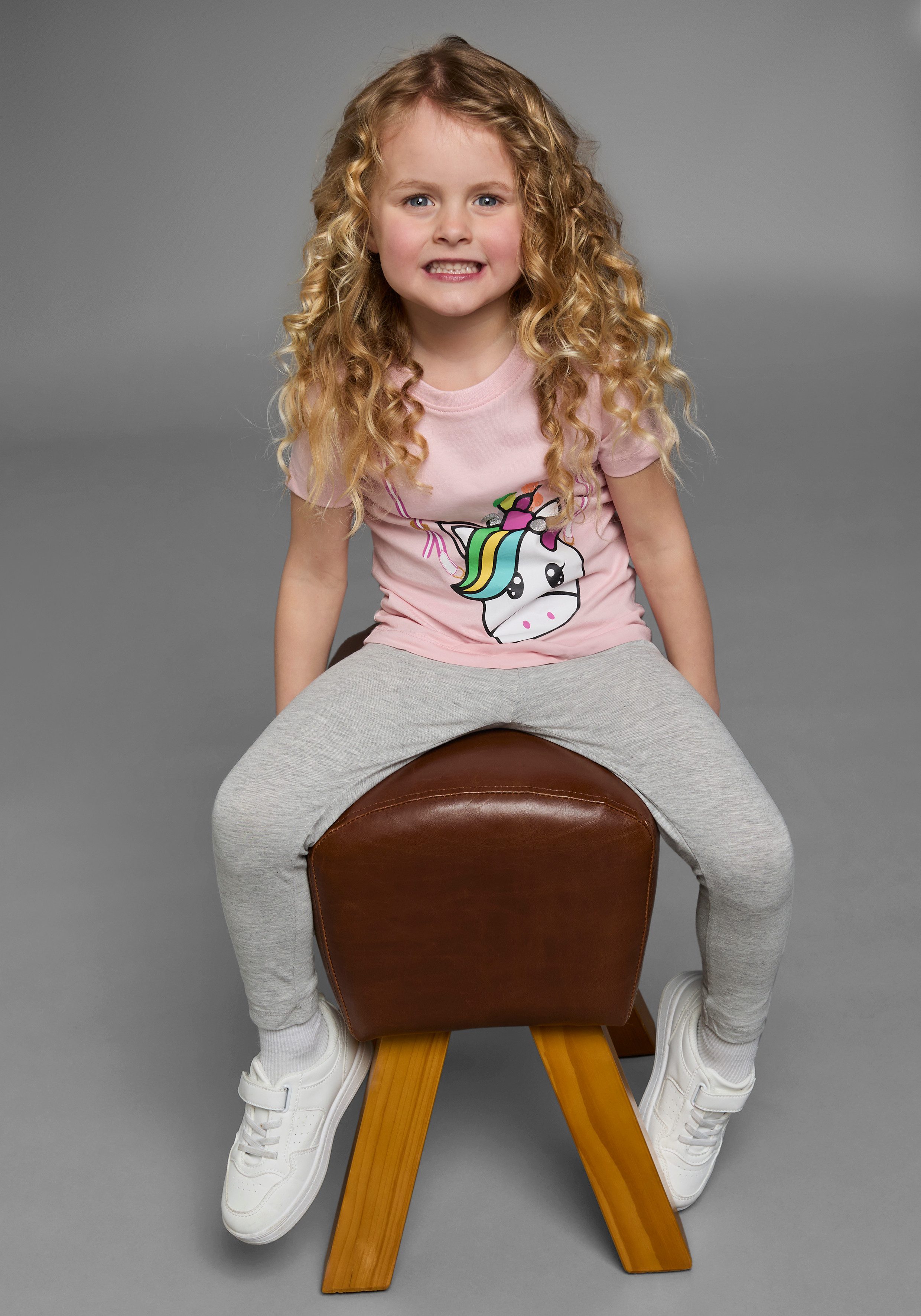 KIDSWORLD T-shirt Voor kleine meisjes Korte mouwen, basic gesneden pasvorm, met glinsterende details en print