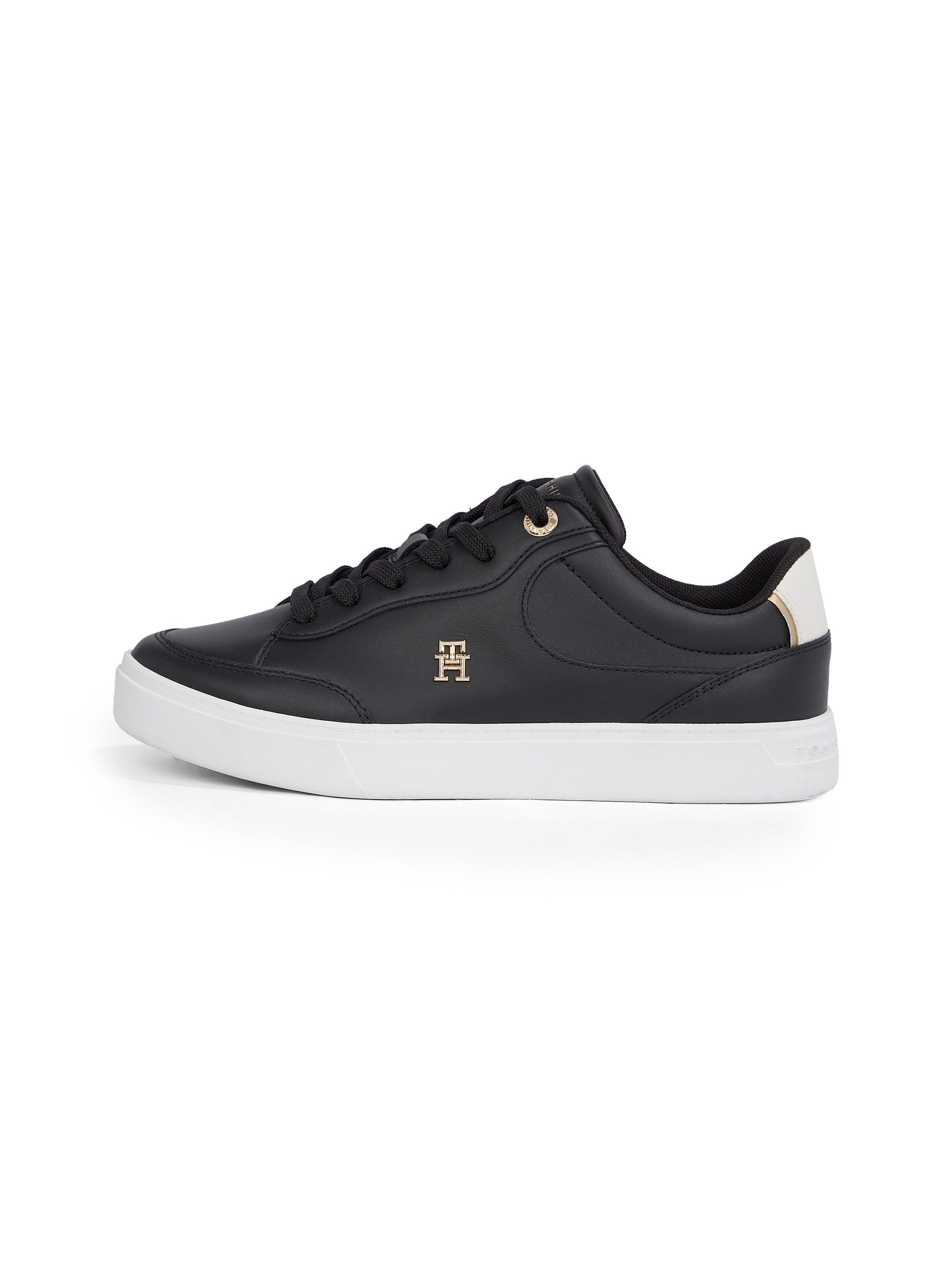 Tommy Hilfiger Plateausneakers ESSENTIAL CHIC COURT SNEAKER vrijetijdsschoen, veterschoen, lage schoen met th-sieraad