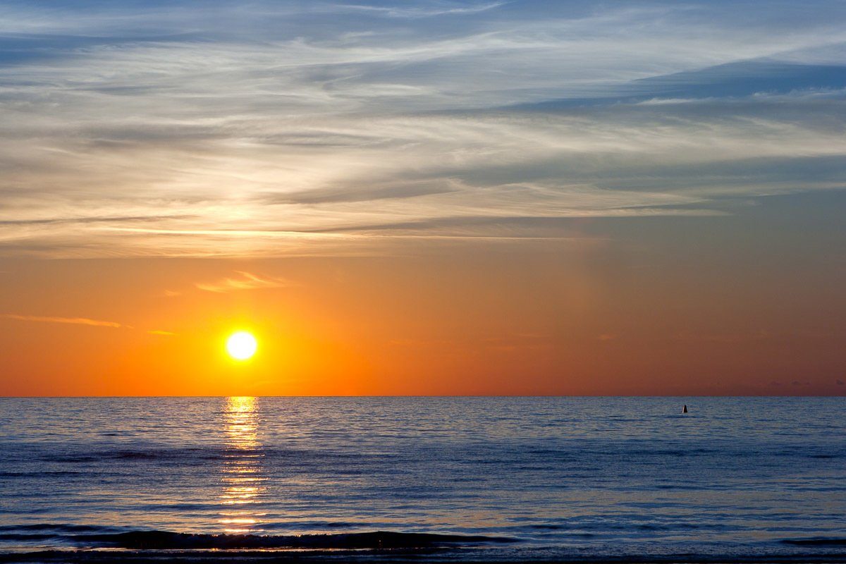 Papermoon Fotobehang Zonsondergang aan de Oostzee