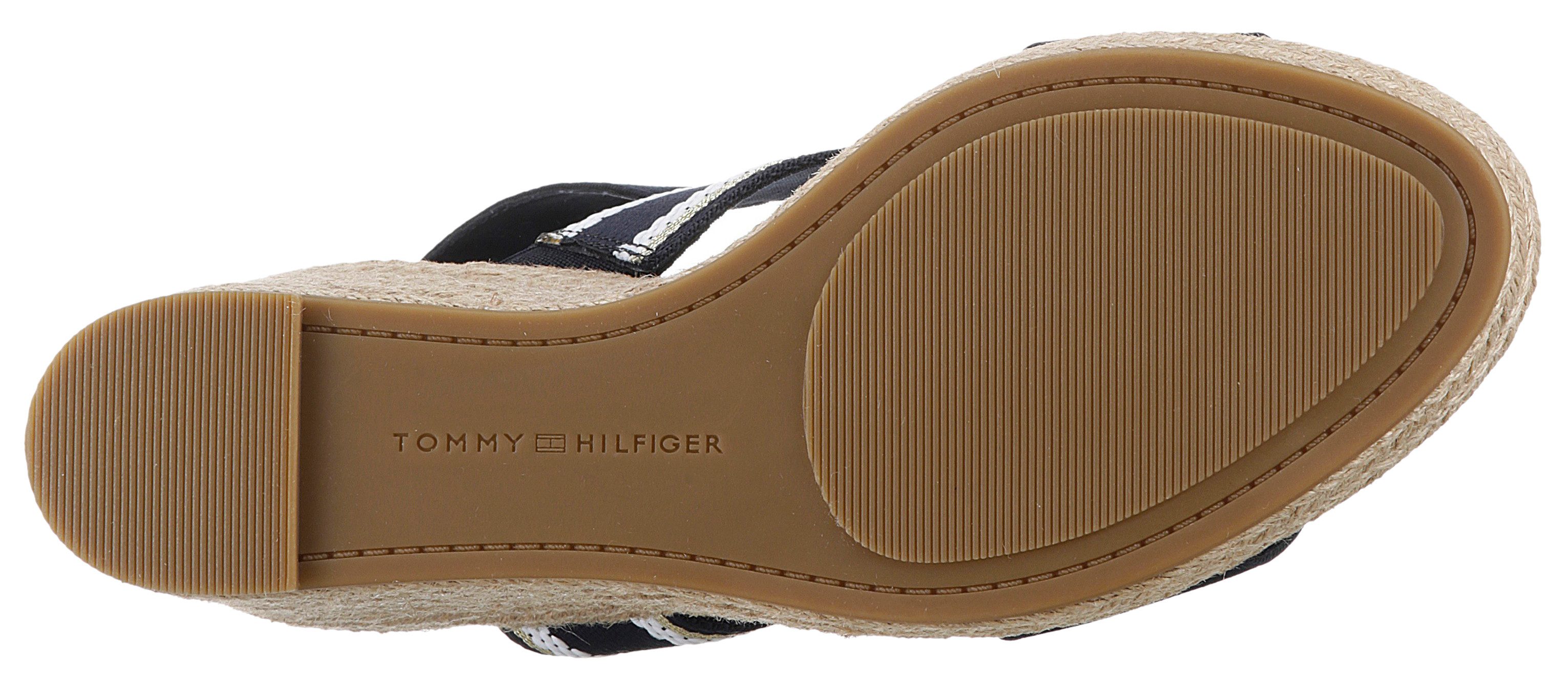 Tommy Hilfiger Sleehaksandaaltjes WEBBING HIGH WEDGE SANDAL , zomerschoen, sandaal, sleehak, met zij th-label
