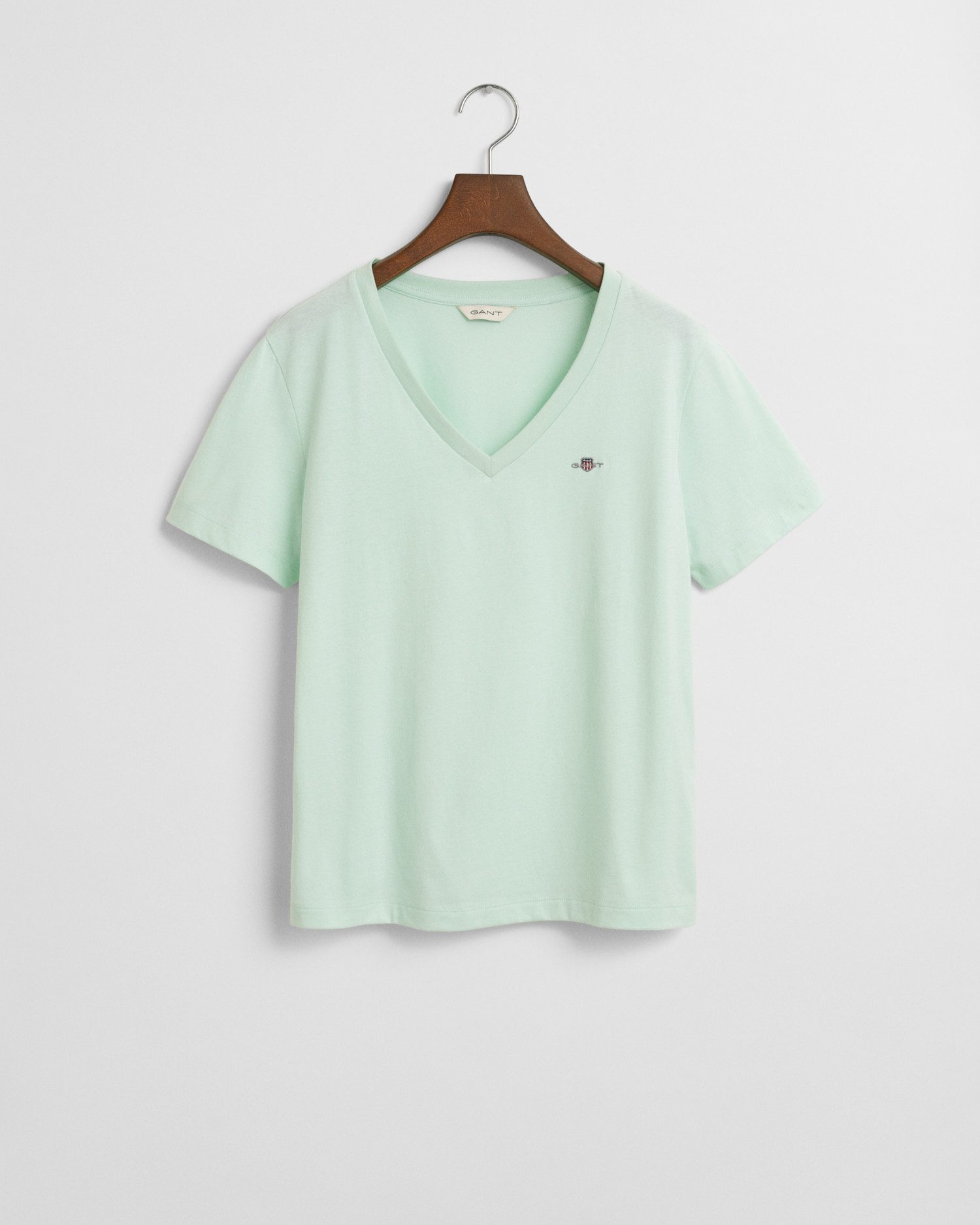 Gant T-shirt REG SHIELD KA V-NECK T-SHIRT met een klein geborduurd logo op de borst