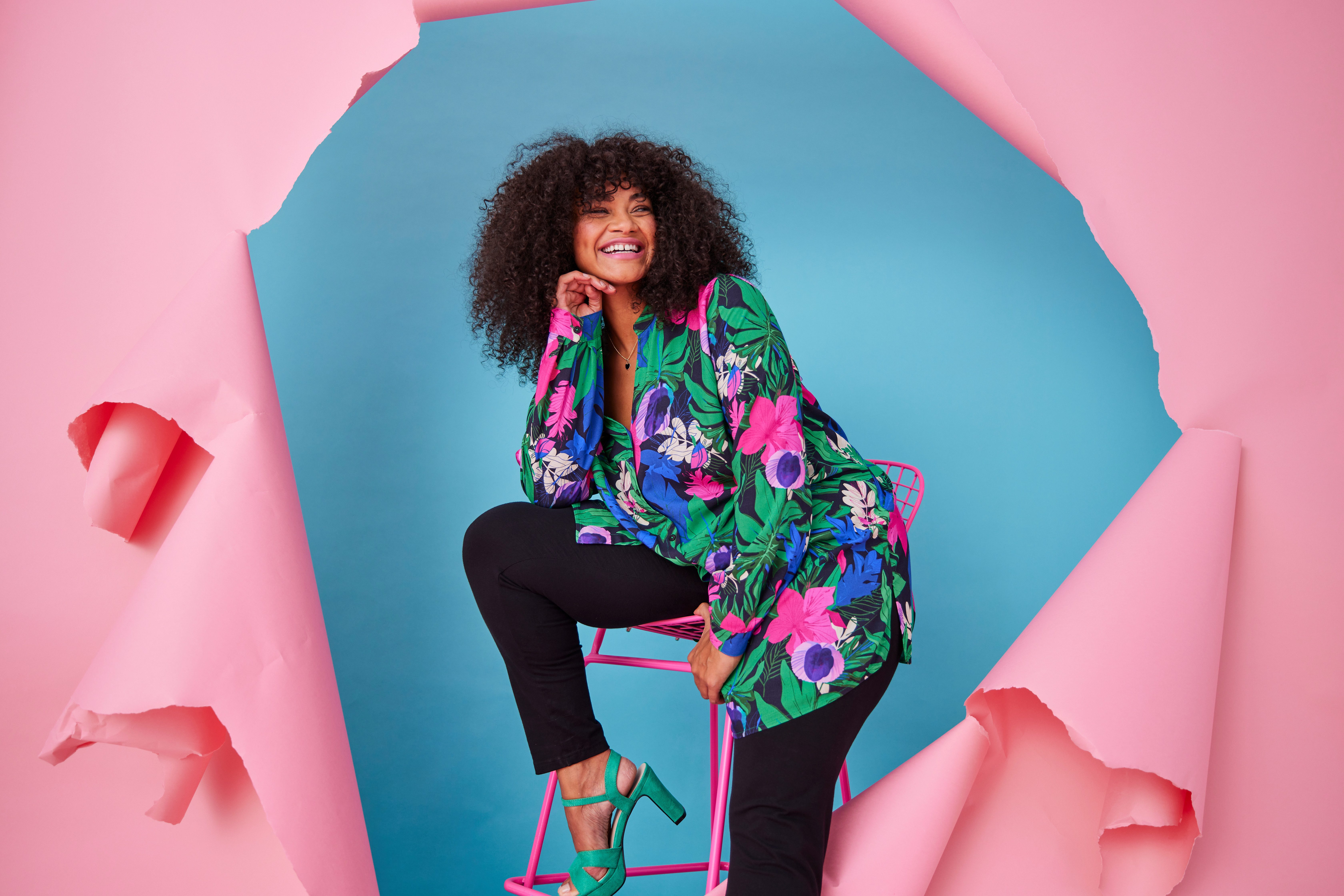 Aniston PLUS Lange blouse met tropische bloemen en bladeren bedrukt - nieuwe collectie