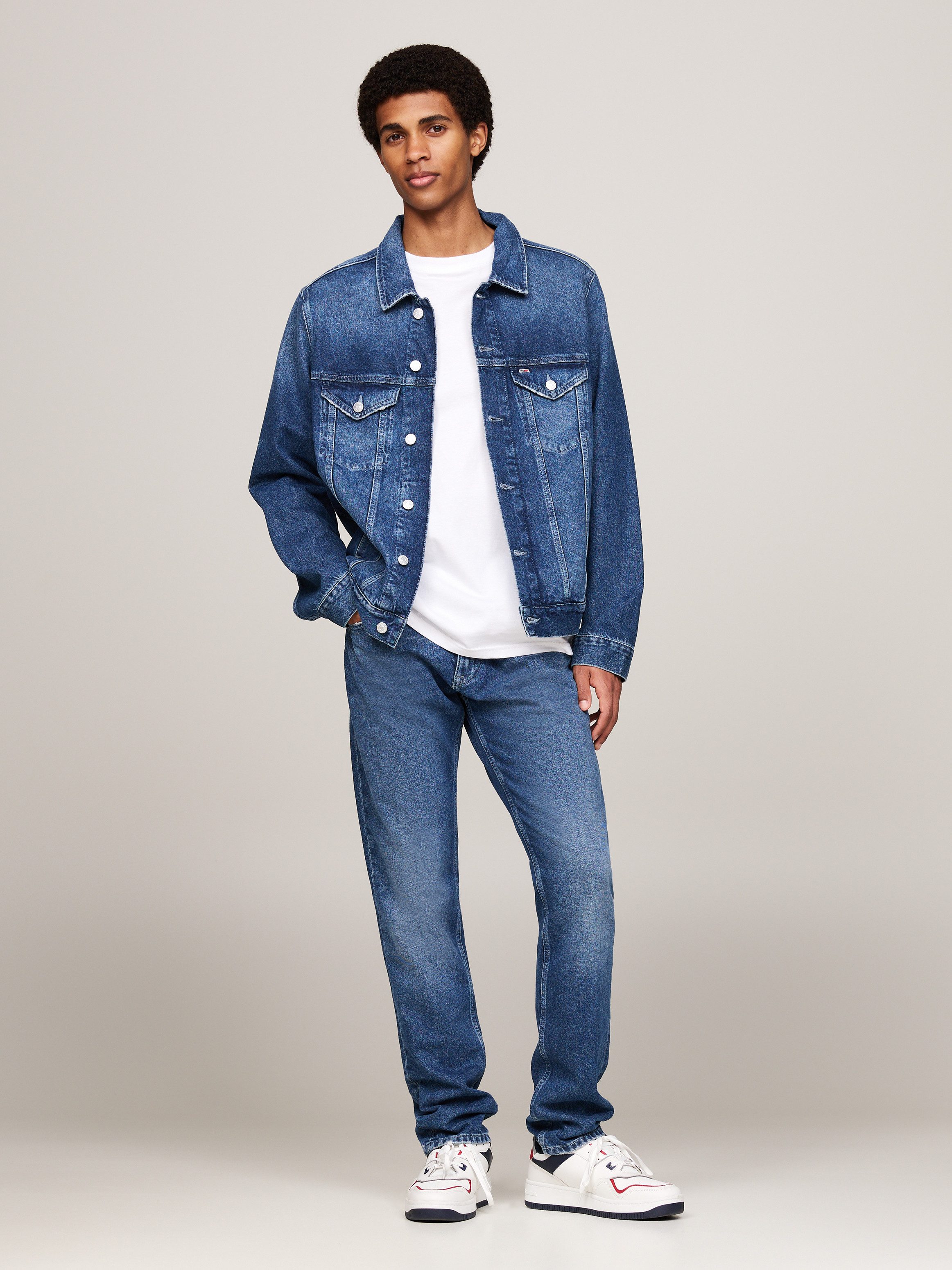 TOMMY JEANS jack RYAN RGLR TRCKR JCKT DH6031 Groot merkembleem op de achterkant