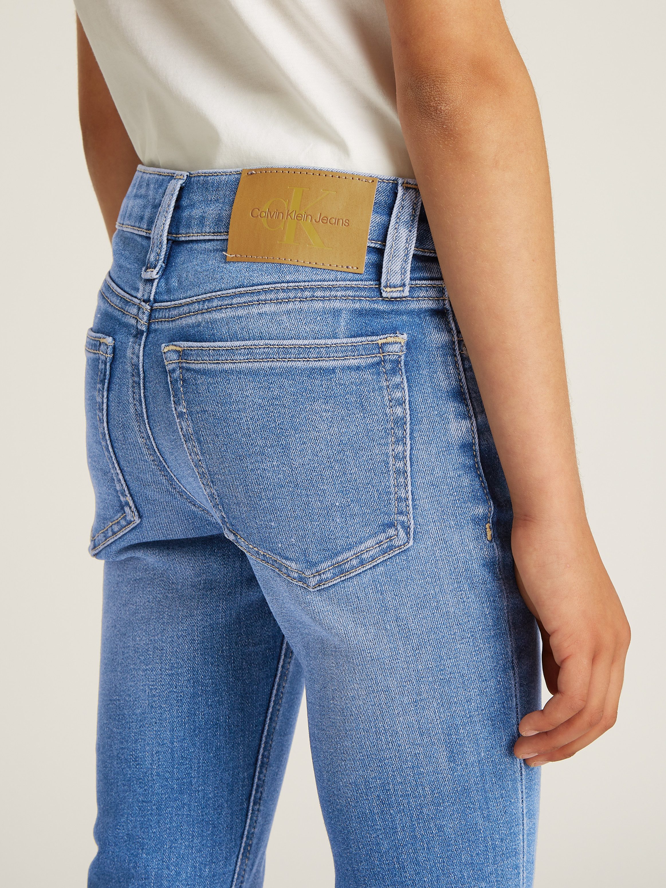 Calvin Klein Skinny fit jeans MR SKINNY ESS WASHED BLUE DENIM voor kinderen tot 16 jaar met logopatch