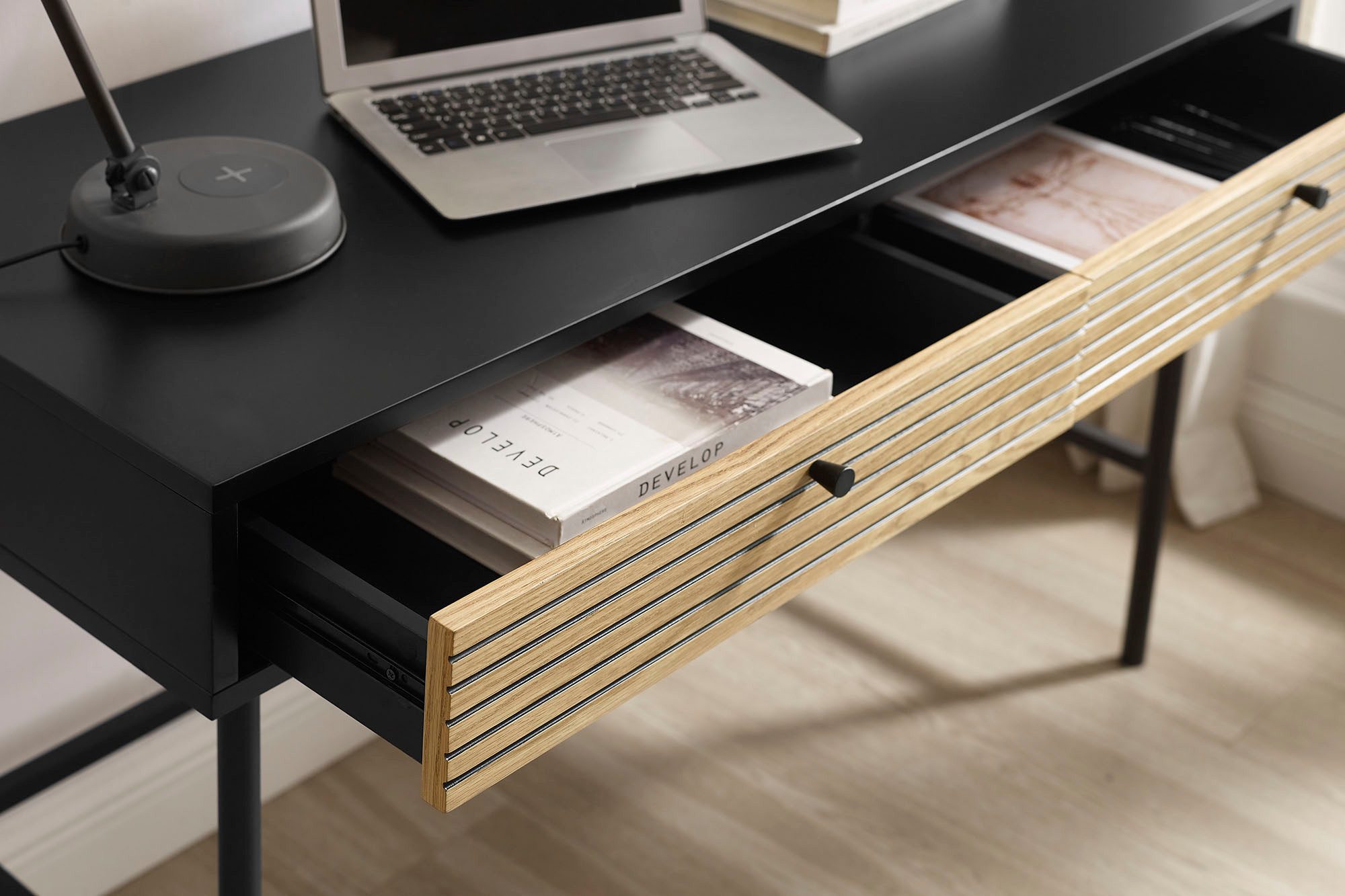 SalesFever Bureau in scandi design, sidetable