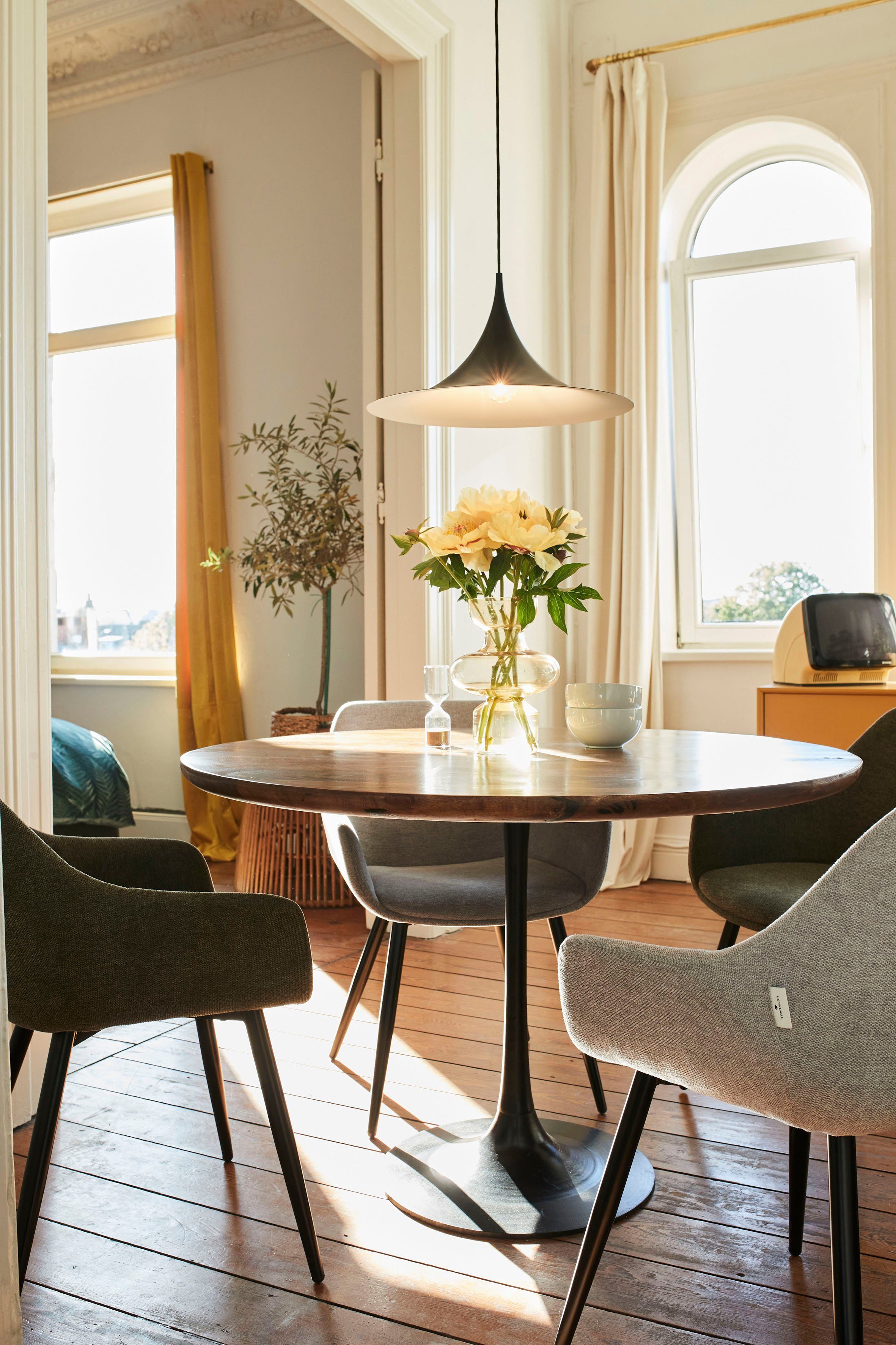 tom tailor home eettafel t-modern table round van mangohout, knoopdetail, moderne elegantie door afgeronde rand beige