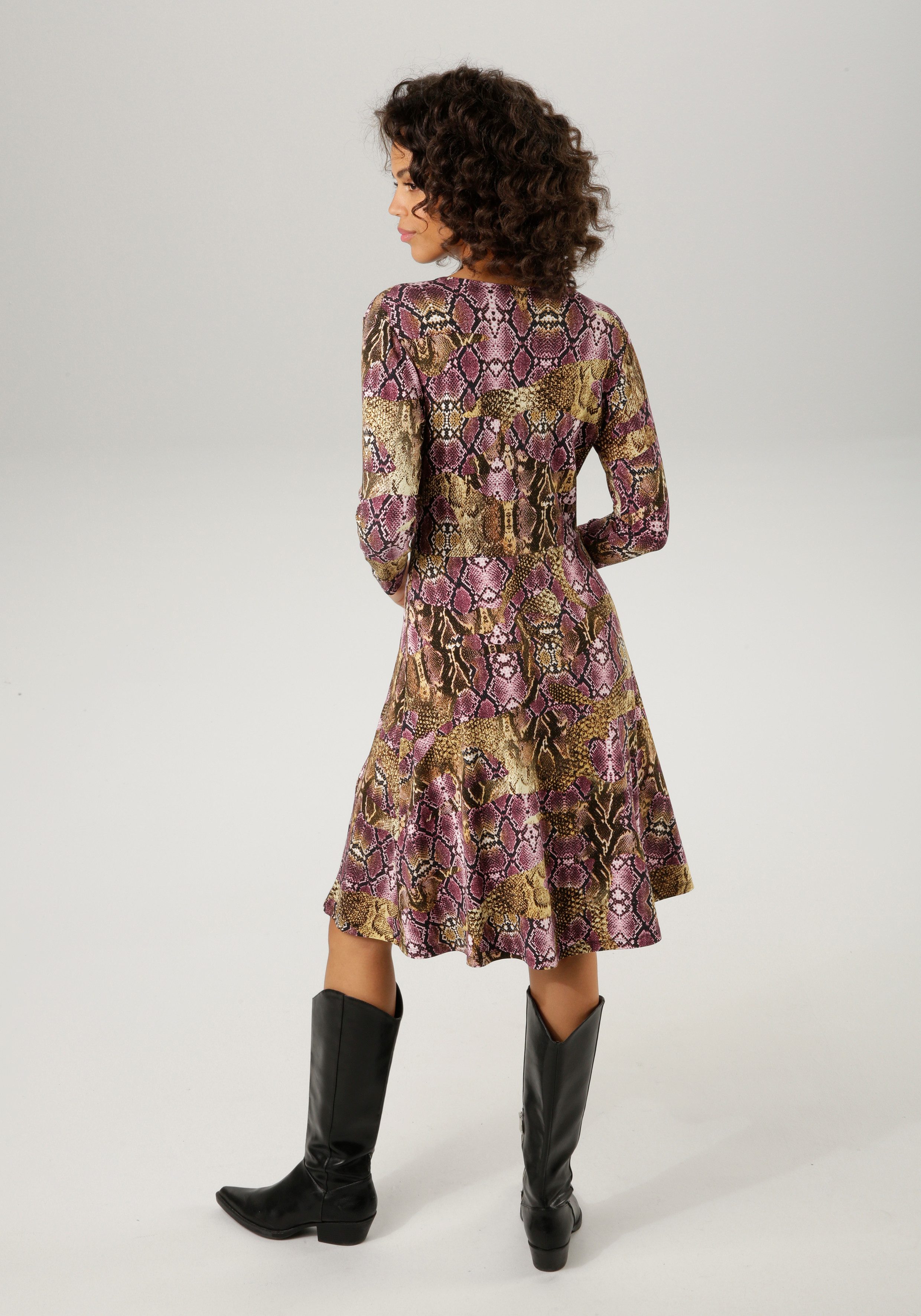 Aniston CASUAL Jerseyjurk met extravagante kleurrijke slang-print