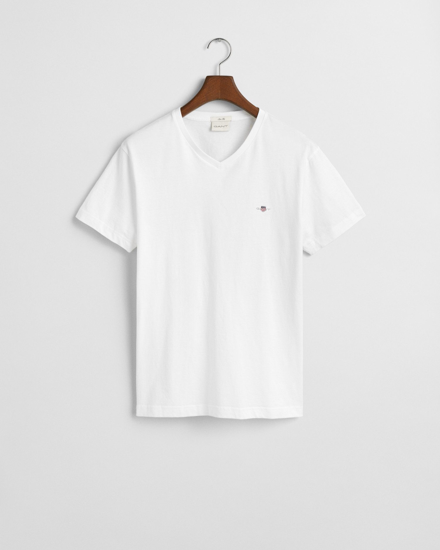 Gant T-shirt SLIM SHIELD V-NECK T-SHIRT met een klein geborduurd logo op de borst